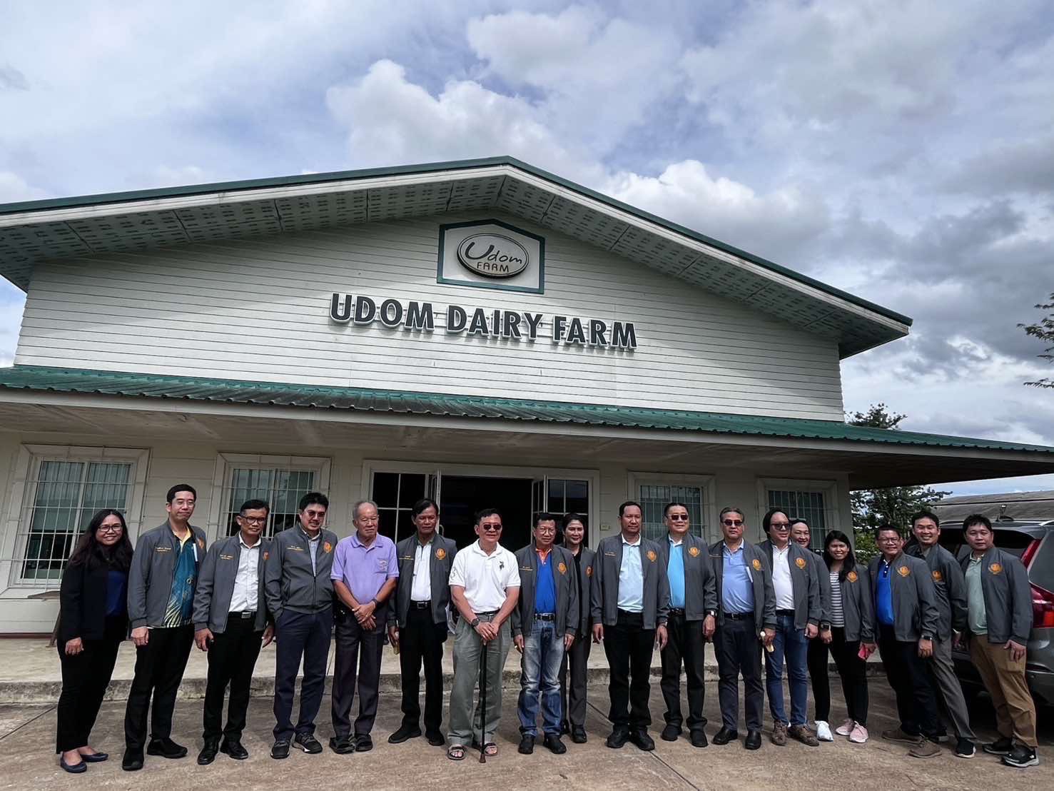 เสริมศักยภาพโคนมไทย - คณะอนุกรรมาธิการวุฒิสภาร่วมกรมปศุสัตว์ ลงพื้นที่ศึกษาดูงานการเลี้ยงโคนมครบวงจรในพื้นที่ภาคตะวันตก 13 S 16293909