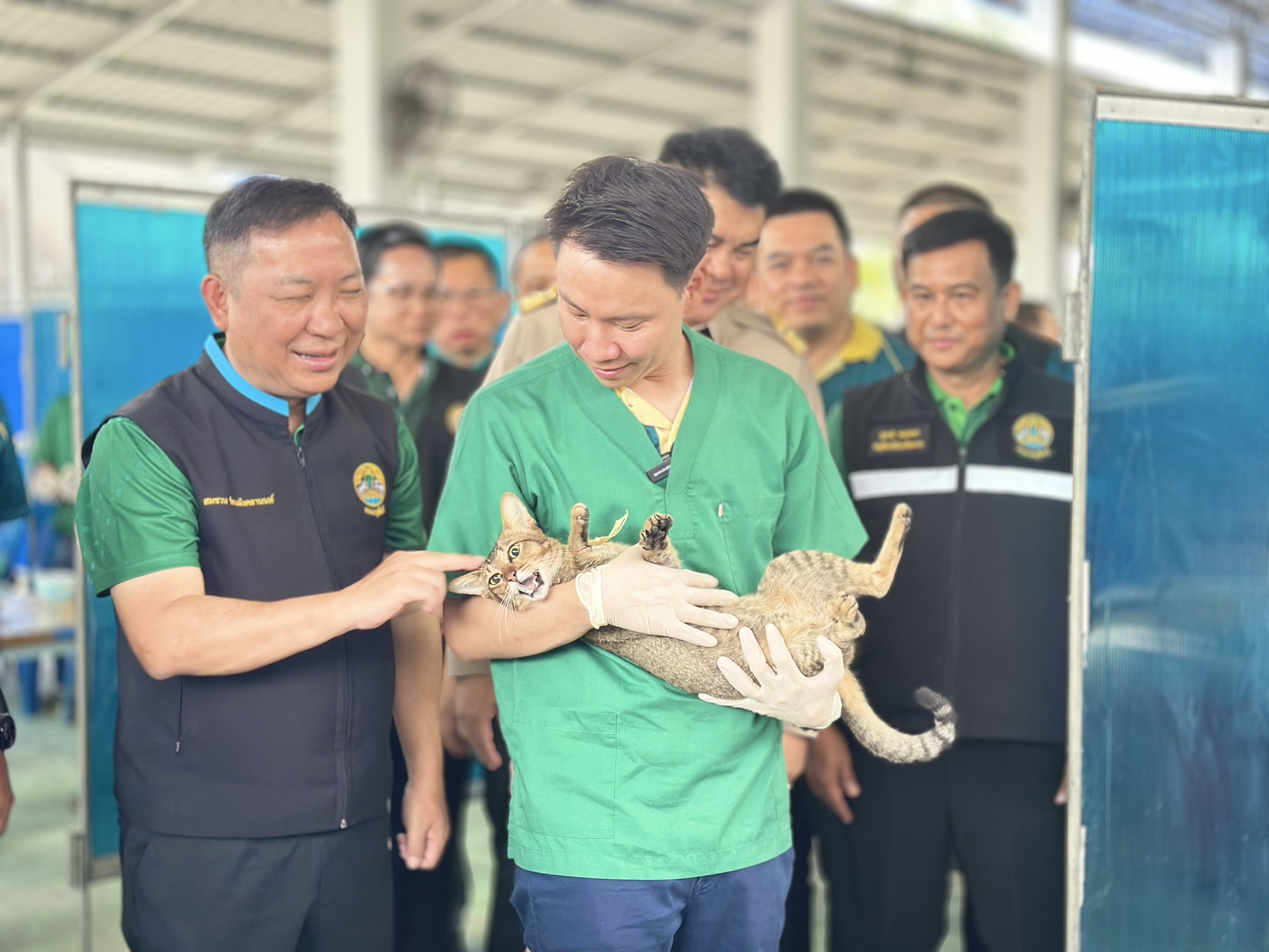 รัฐมนตรีว่าการกระทรวงเกษตรและสหกรณ์ เปิดโครงการเร่งรัดผ่าตัดทำหมันสุนัขและแมว เพื่อควบคุมป้องกันโรคพิษสุนัขบ้า ในพื้นที่เสี่ยงภายใต้โครงการสัตว์ปลอดโรค คนปลอดภัย จากโรคพิษสุนัขบ้า ตามพระปณิธาน สมเด็จพระเจ้าน้องนางเธอ เจ้าฟ้าจุฬาภรณวลัยลักษณ์ อัครราชกุมารี กรมพระศรีสวางควัฒน วรขัติยราชนารี 3 S 16343058