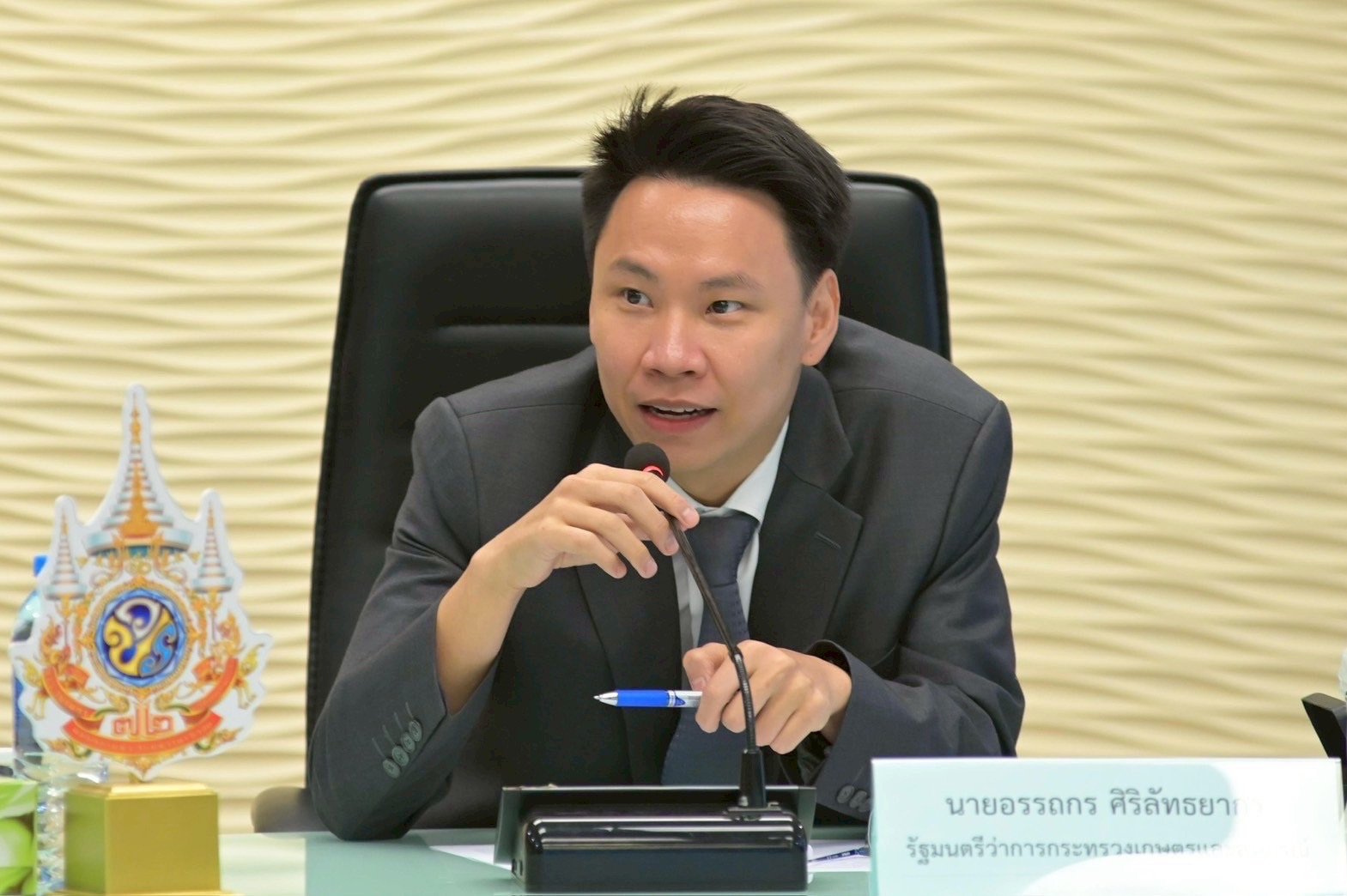 “อรรถกร”สั่งหน่วยงานในสังกัดดูแลและทำความเข้าใจกับเกษตรกร ในพื้นที่ชายแดนไทย-กัมพูชา หลังเกษตรกรนำ โค และกระบือ ออกมาจำหน่ายเพื่อเตรียมอพยพ เนื่องจากกังวลจะเกิดเหตุปะทะรอบที่ 2 3 S 16597059