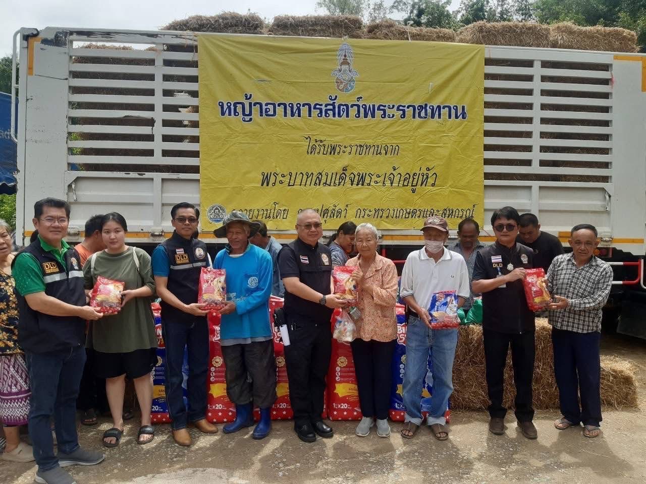 ปศุสัตว์จังหวัดเชียงใหม่ ร่วมคณะ รมช.อัครา ลงพื้นที่ตรวจเยี่ยมและช่วยเหลือผู้ประสบอุทกภัย อำเภอแม่แจ่ม จังหวัดเชียงใหม่ 4 S 16883761