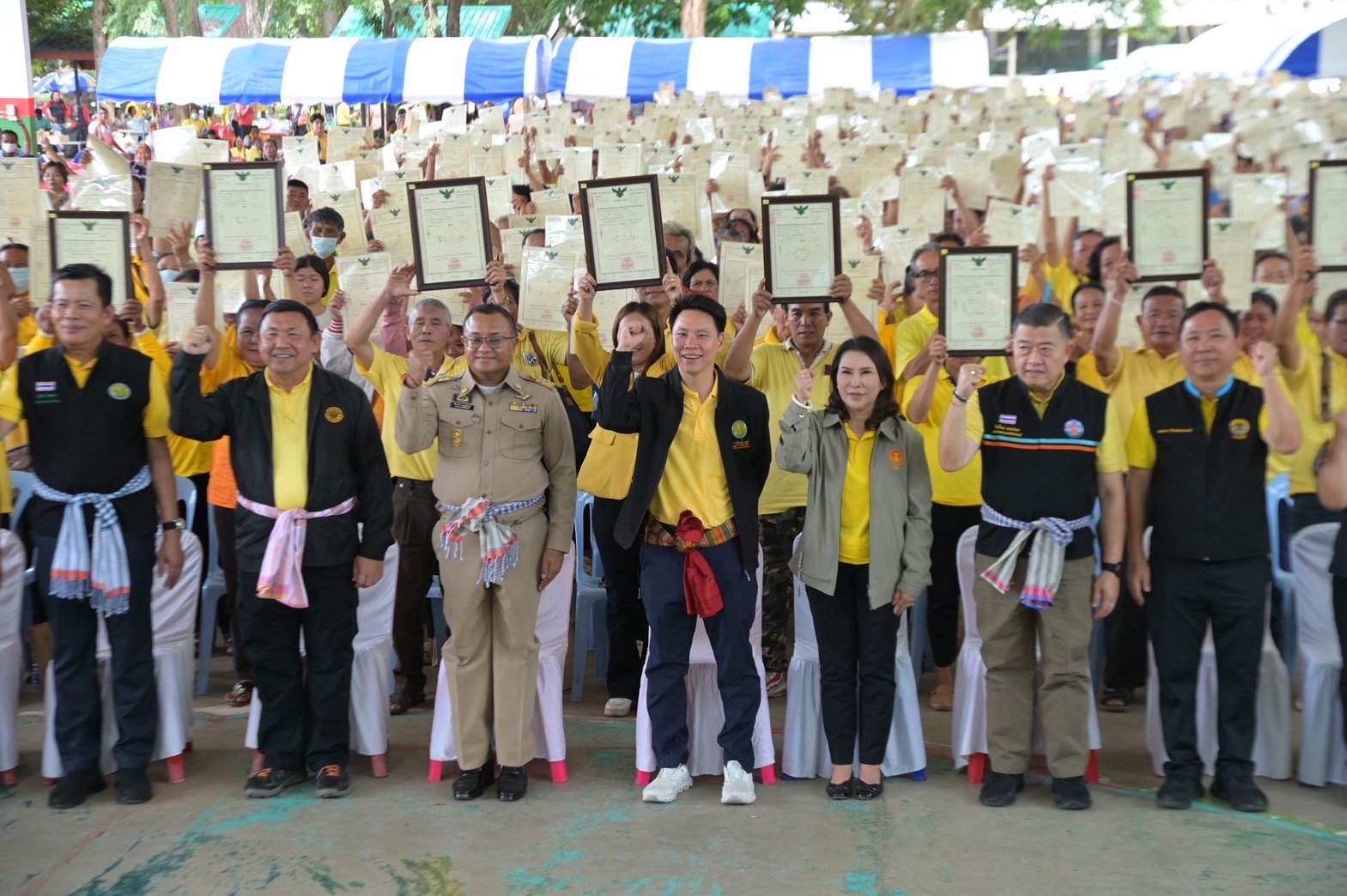ชาวร้อยเอ็ดเฮ “รมว.อรรถกร” ลุยมอบโฉนดเพื่อการเกษตร 2,000 ราย เนื้อที่ 20,127 ไร่ เพิ่มโอกาสเข้าถึงแหล่งเงินทุน พร้อมขนทัพหนุนปัจจัยการผลิต พุ่งเป้าลดต้นทุน เพิ่มรายได้เกษตรกร 6 S 20103325