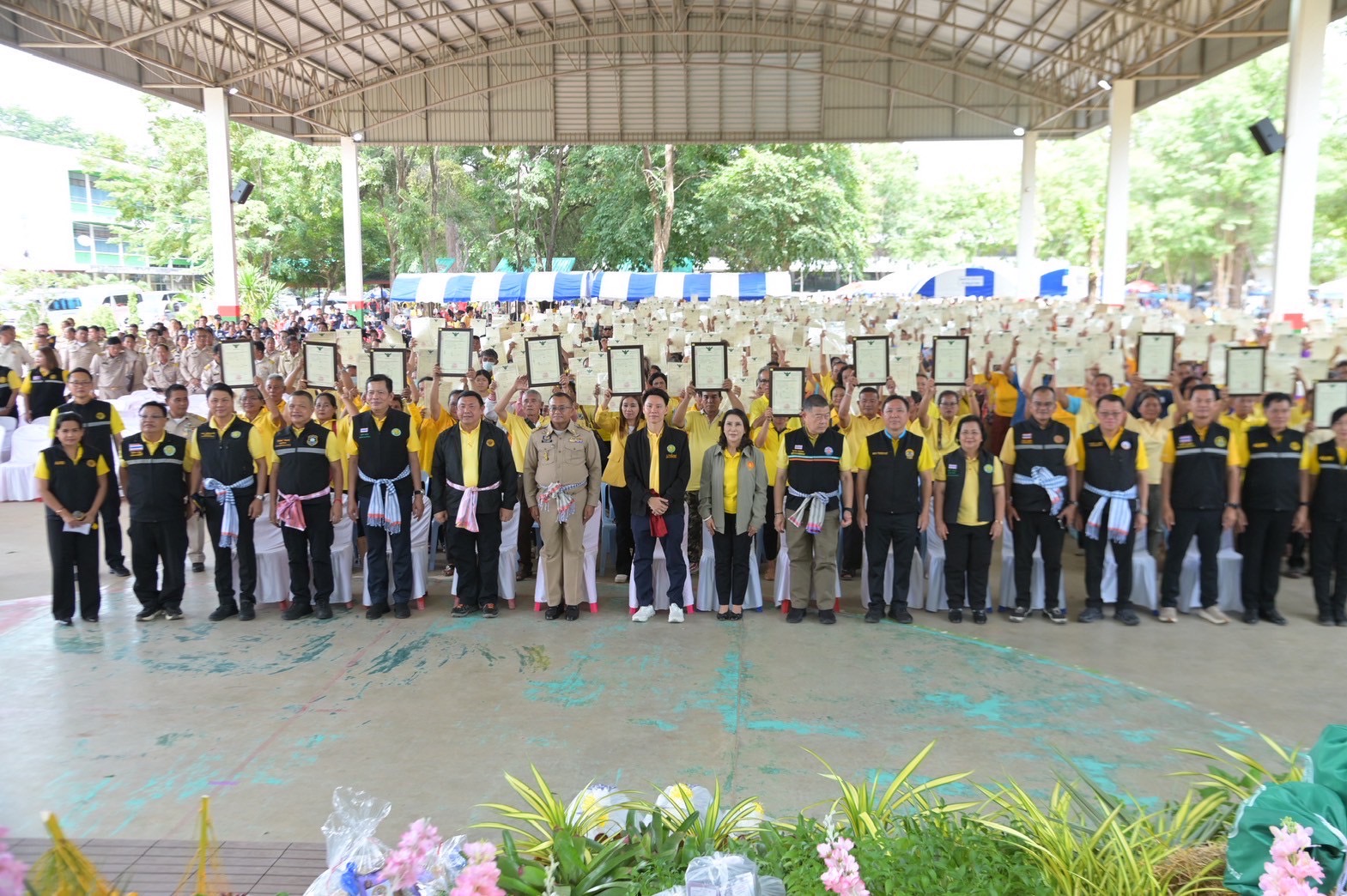 ชาวร้อยเอ็ดเฮ “รมว.อรรถกร” ลุยมอบโฉนดเพื่อการเกษตร 2,000 ราย เนื้อที่ 20,127 ไร่ เพิ่มโอกาสเข้าถึงแหล่งเงินทุน พร้อมขนทัพหนุนปัจจัยการผลิต พุ่งเป้าลดต้นทุน เพิ่มรายได้เกษตรกร 3 S 20103327