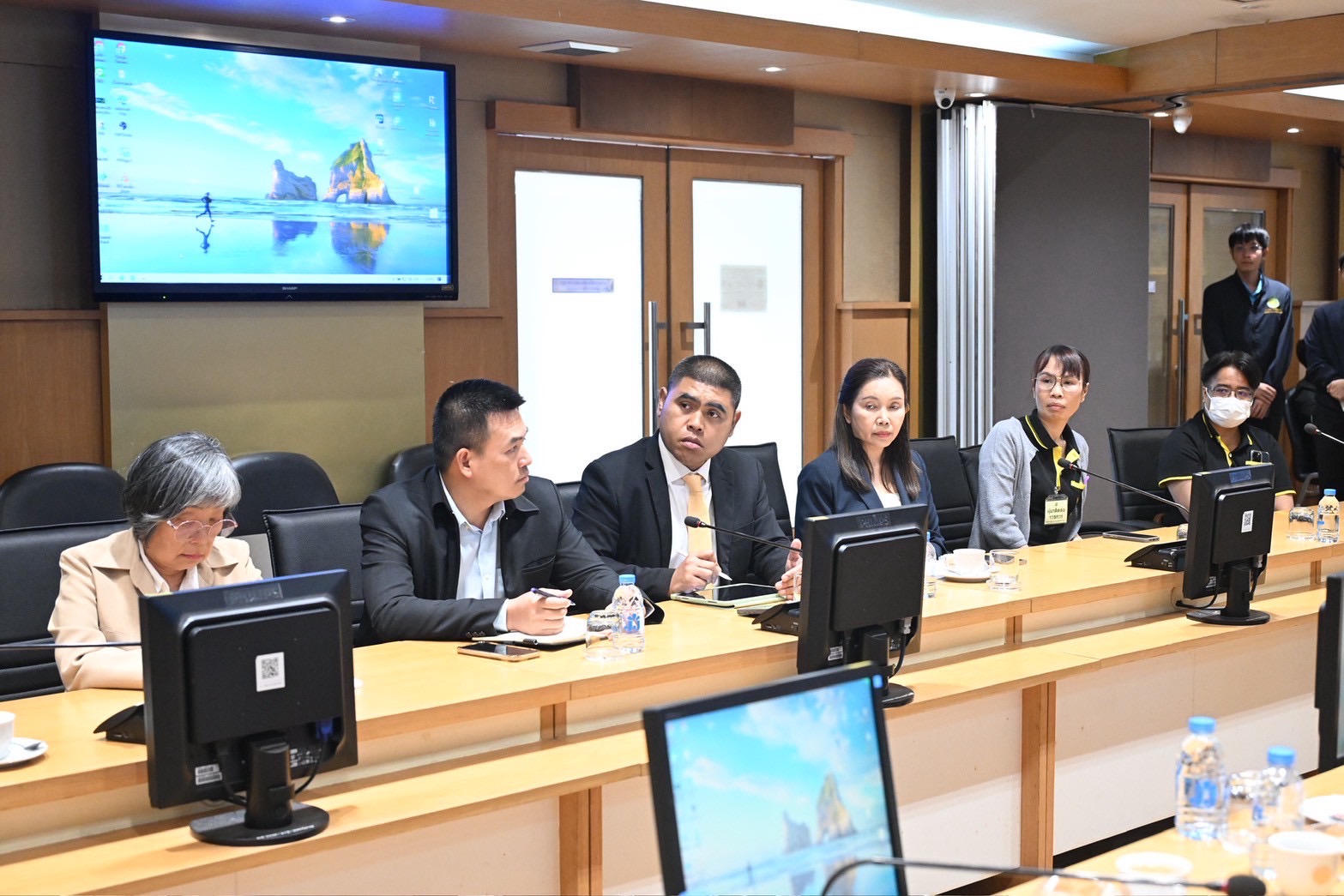 “รมว.อรรถกร” ไม่ปล่อยชาวไร่เดียวดาย ประกาศมาตรการเร่งด่วน ดึง สหกรณ์ - โรงงานอาหารสัตว์ รับซื้อข้าวโพด 9 บาทต่อกิโล ช่วยเกษตรกรฝ่าวิกฤต 6 S 20873280