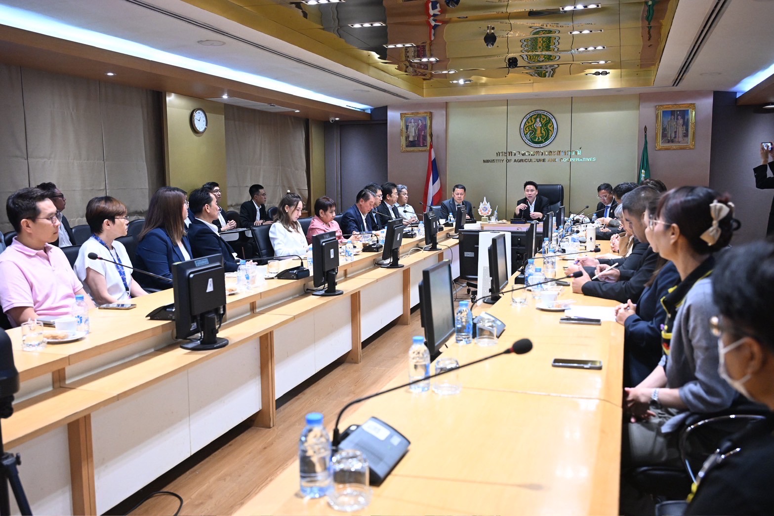 “รมว.อรรถกร” ไม่ปล่อยชาวไร่เดียวดาย ประกาศมาตรการเร่งด่วน ดึง สหกรณ์ - โรงงานอาหารสัตว์ รับซื้อข้าวโพด 9 บาทต่อกิโล ช่วยเกษตรกรฝ่าวิกฤต 8 S 20873282