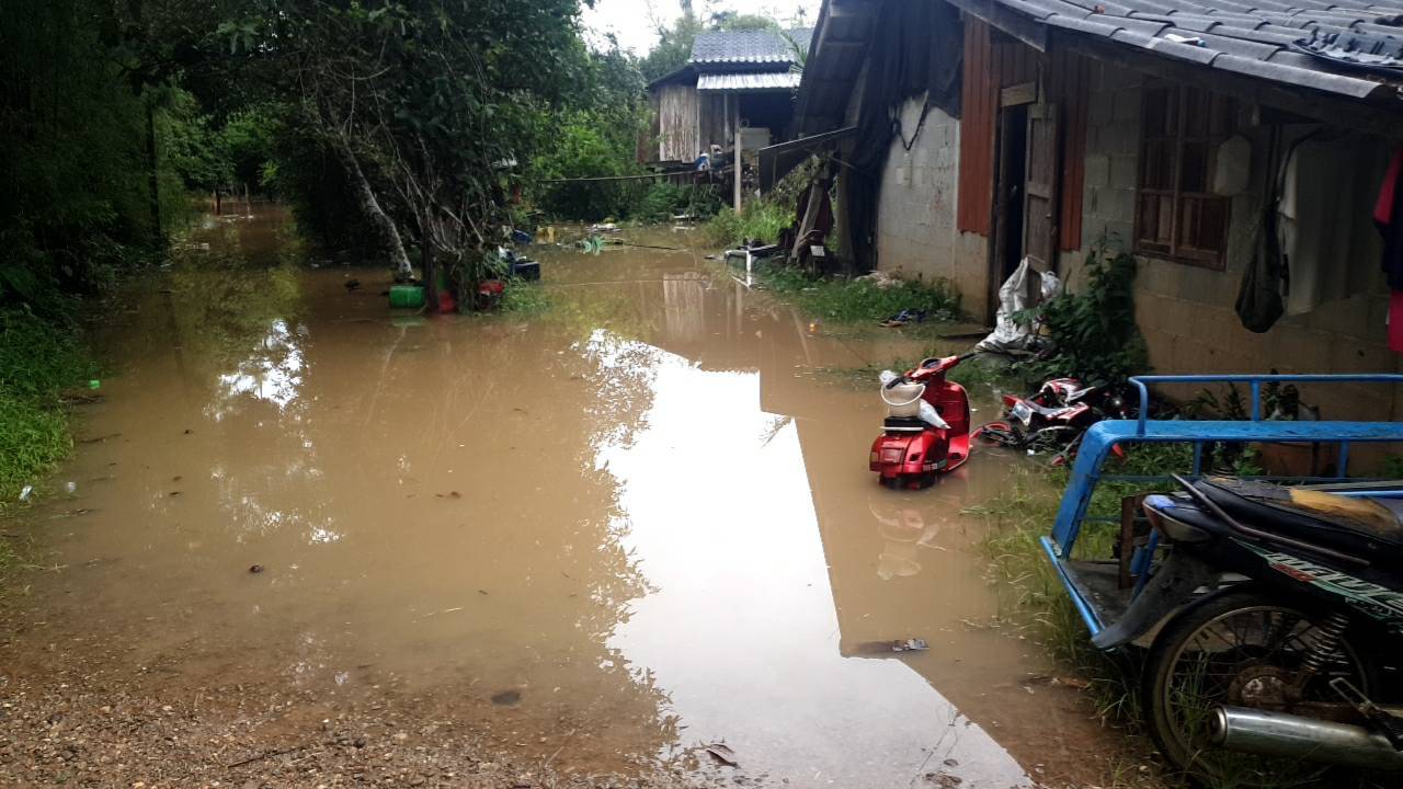 ฝนถล่มจันทบุรี น้ำท่วม 2 อำเภอ หลายพื้นที่เริ่มคลี่คลาย 4 S 39469136