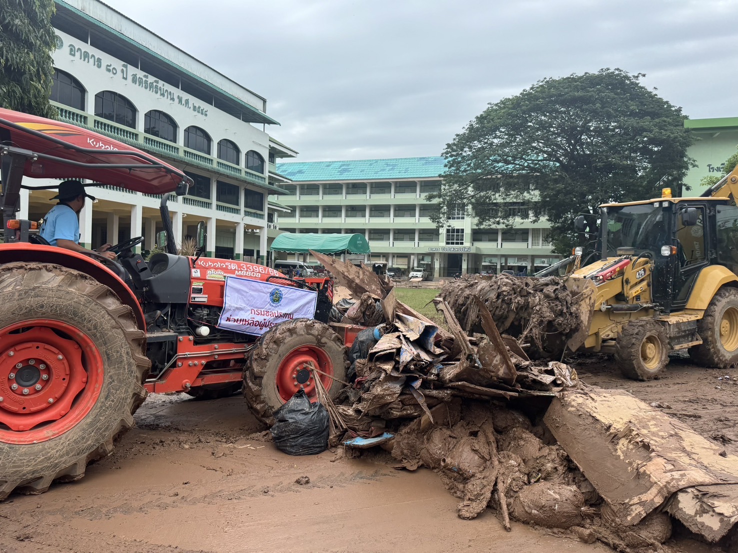 กระทรวงเกษตรฯ ขานรับนโยบาย รมช.อัครา รวมพลังเจ้าหน้าที่ในสังกัดกระทรวงเกษตรฯ เร่งฟื้นฟูพื้นที่จังหวัดน่านหลังพายุโซนร้อน S 40763401