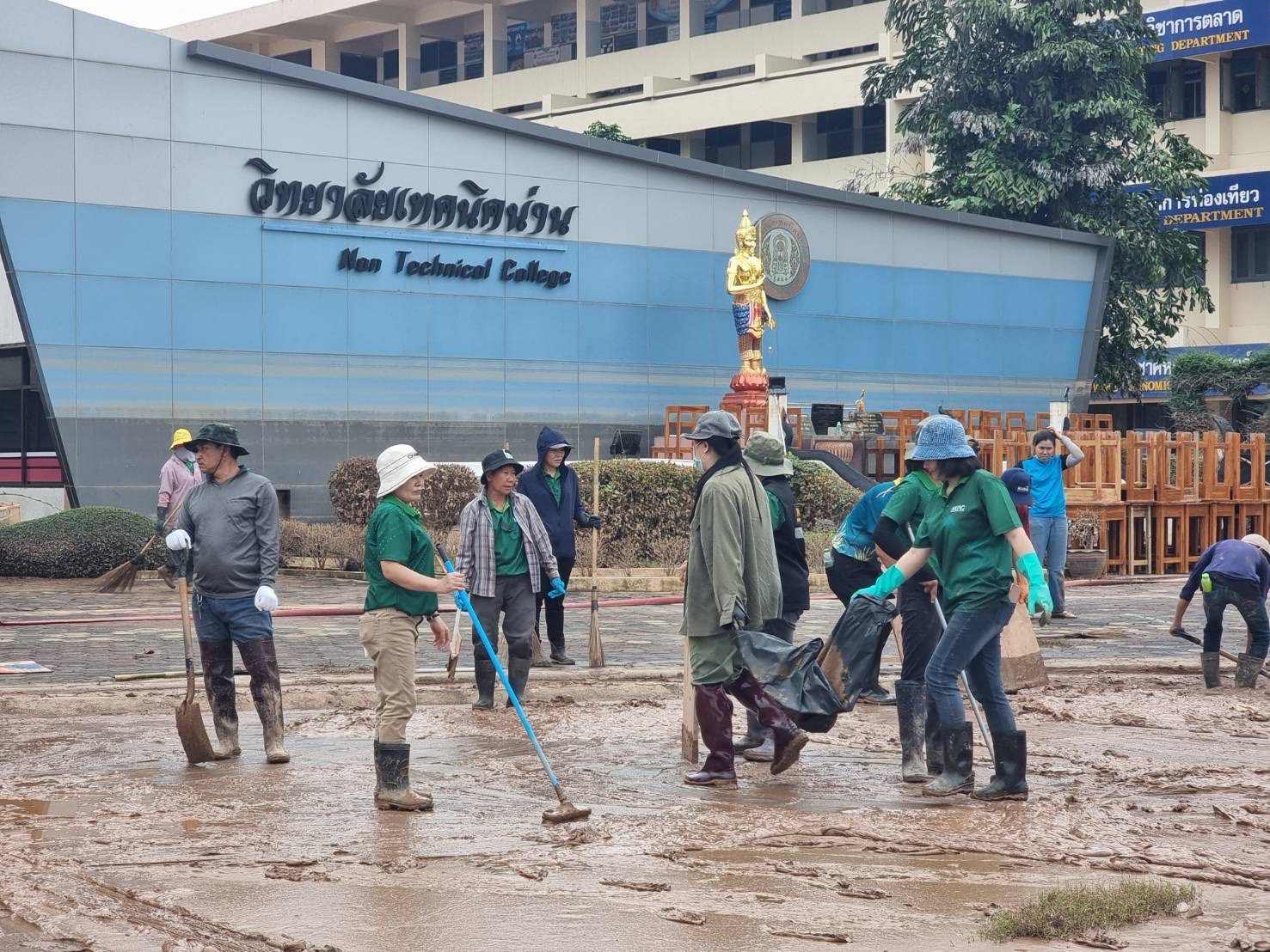 กระทรวงเกษตรฯ ขานรับนโยบาย รมช.อัครา รวมพลังเจ้าหน้าที่ในสังกัดกระทรวงเกษตรฯ เร่งฟื้นฟูพื้นที่จังหวัดน่านหลังพายุโซนร้อน S 40763404