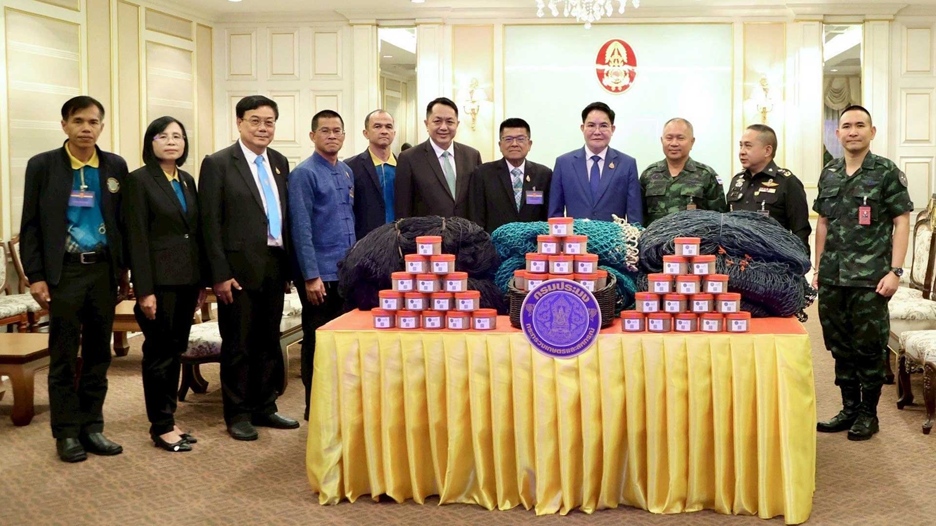 กระทรวงเกษตรฯ ร่วมกับสมาคมการประมงแห่งประเทศไทย สมาคมการประมงท้องถิ่น และชาวประมง มอบวัสดุประเภทอวนให้แก่กองทัพบกเพื่อใช้ประโยชน์ในราชการทหาร 1 ก.เกษตรฯ2