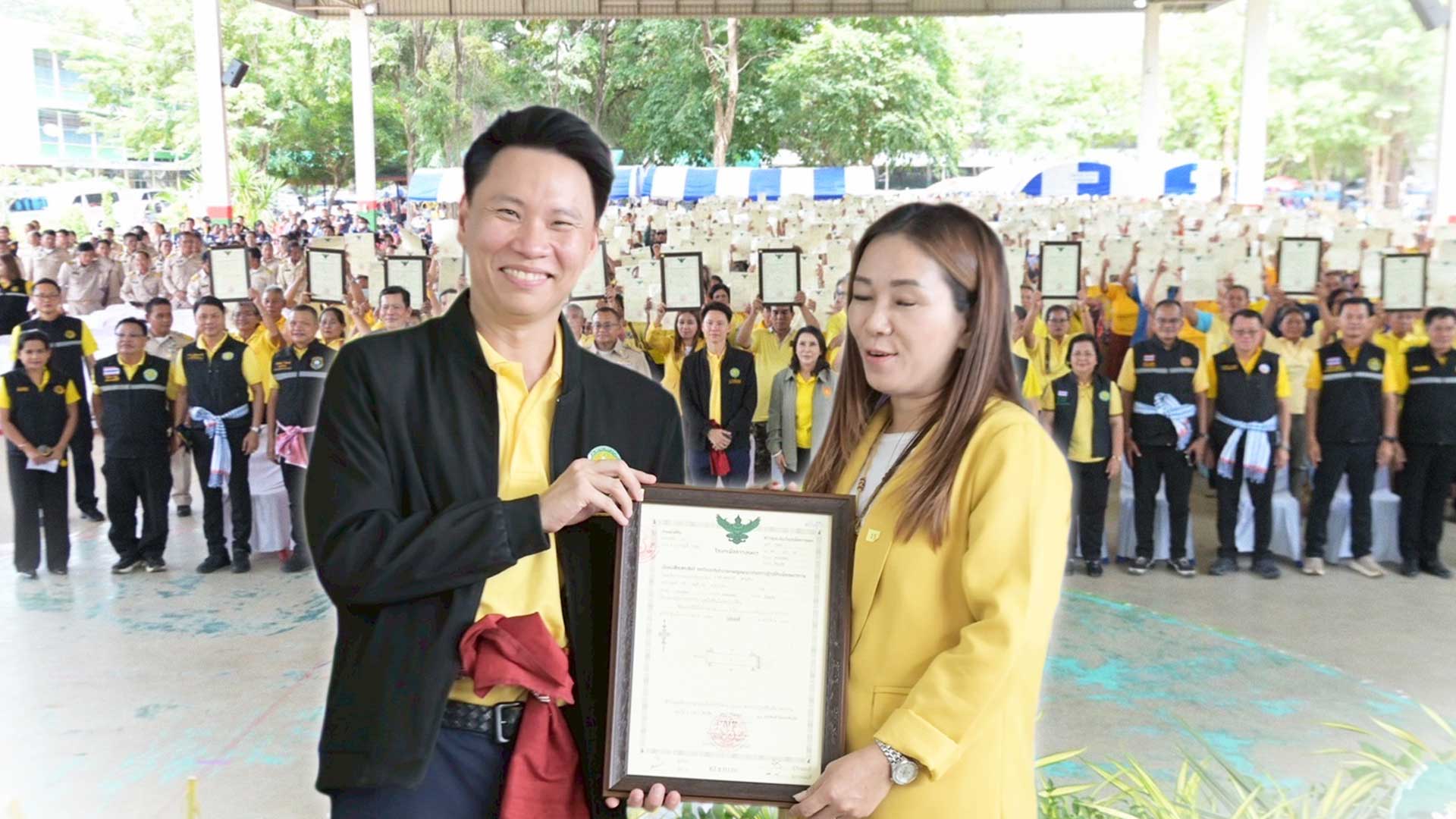 ชาวร้อยเอ็ดเฮ “รมว.อรรถกร” ลุยมอบโฉนดเพื่อการเกษตร 2,000 ราย เนื้อที่ 20,127 ไร่ เพิ่มโอกาสเข้าถึงแหล่งเงินทุน พร้อมขนทัพหนุนปัจจัยการผลิต พุ่งเป้าลดต้นทุน เพิ่มรายได้เกษตรกร 1 ชาวร้อยเอ็ดเฮ2