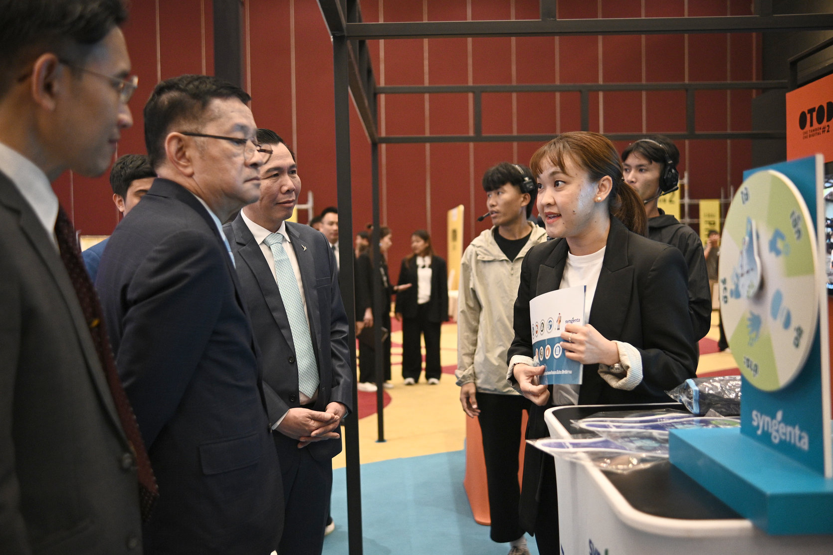ซินเจนทา ผนึกดีป้า เสริมพลังนวัตกรรมเพื่อเกษตรกรไทย เดินหน้าเกษตรอัจฉริยะ ผ่านเวที Digital Agriculture Final Pitching Day 9 นายประเสริฐ จันทรรวงทอง เยียมชมบูธของซินเ