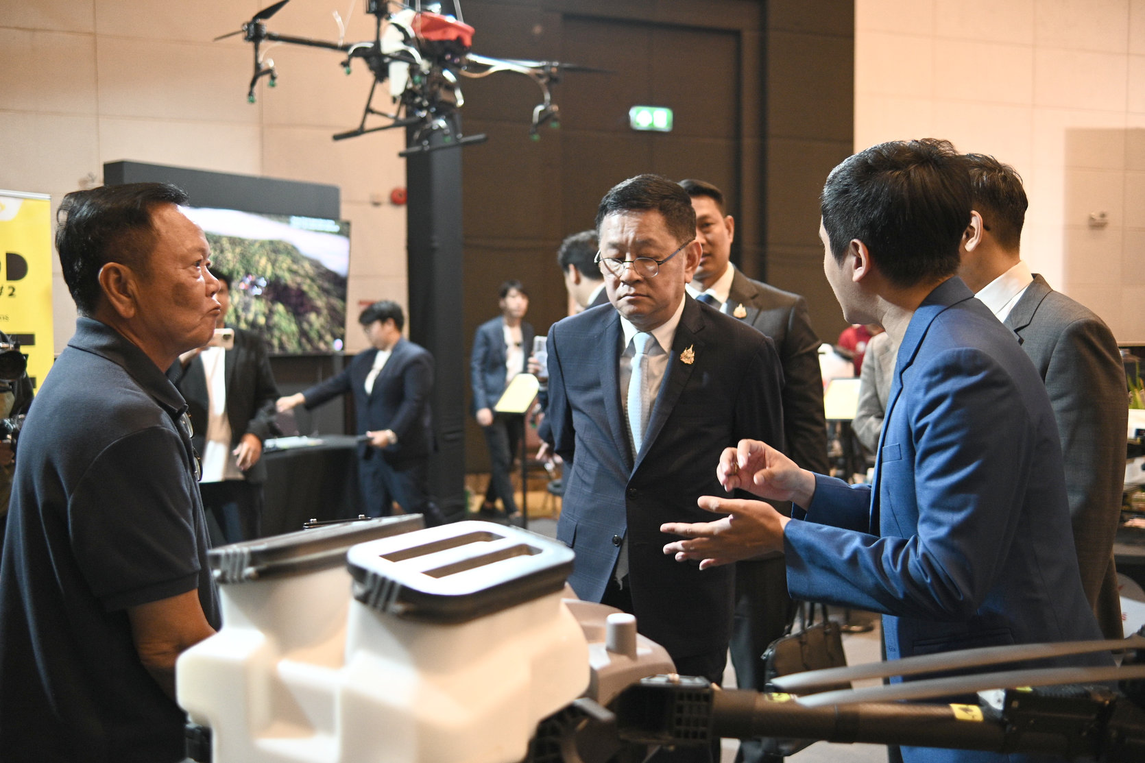 ซินเจนทา ผนึกดีป้า เสริมพลังนวัตกรรมเพื่อเกษตรกรไทย เดินหน้าเกษตรอัจฉริยะ ผ่านเวที Digital Agriculture Final Pitching Day 8 นายประเสริฐ จันทรรวงทอง เยียมชมบูธโดรน