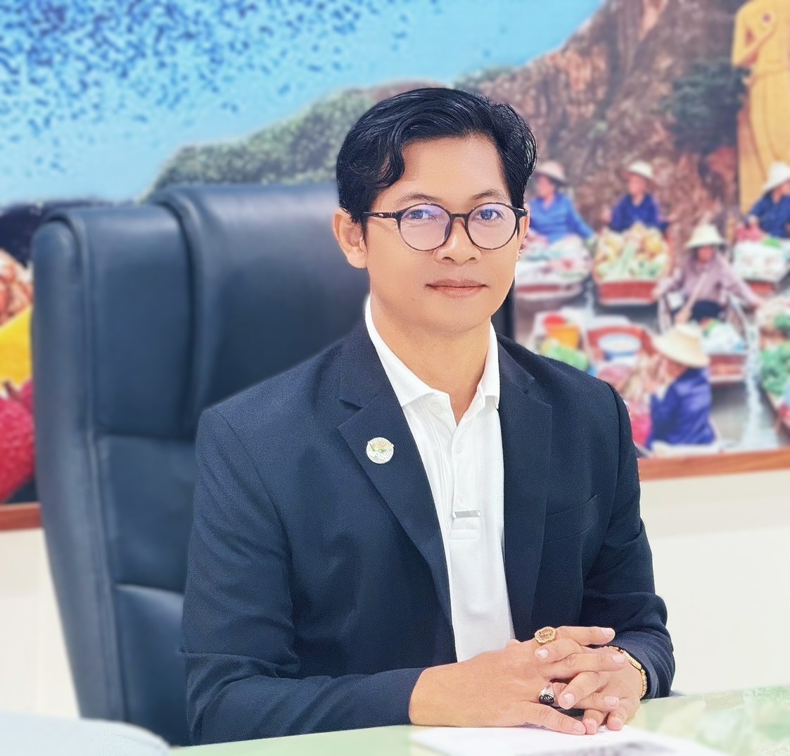 ‘แปลงใหญ่บ้านบัวล้มช้าง’ จ.นครปฐม ผลิตข้าวคุณภาพ พร้อมยกระดับให้บริการทางการเกษตรครบวงจร 2 ผอ.สศท.10