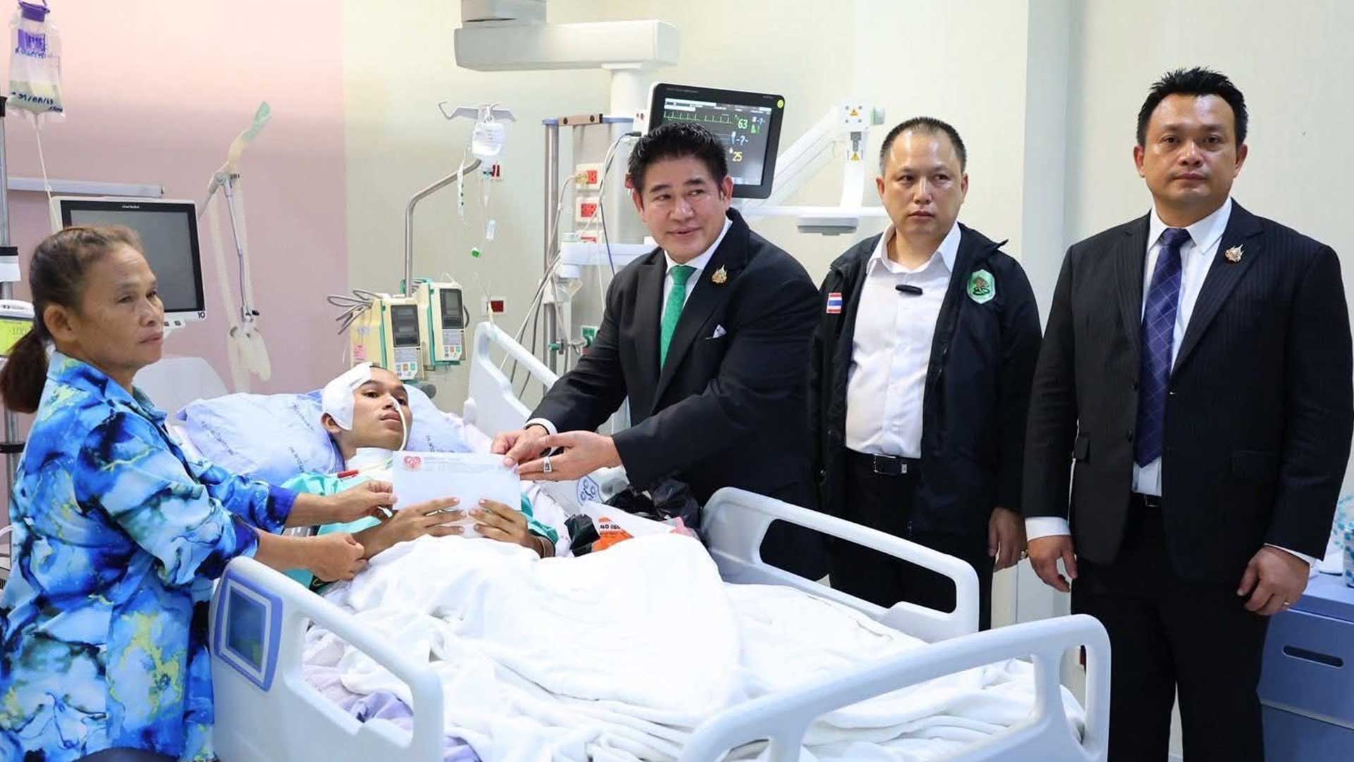 “ธรรมนัส” มอบเงินช่วยเหลือทหารกล้า ให้กำลังใจแนวหน้า ยกย่องความเสียสละ ย้ำ ยืนเคียงข้างทหารทุกคน ต้องไม่มีใครถูกทิ้งไว้ข้างหลัง 1 มอบเงินช่วยเหลือทหารกล้า3