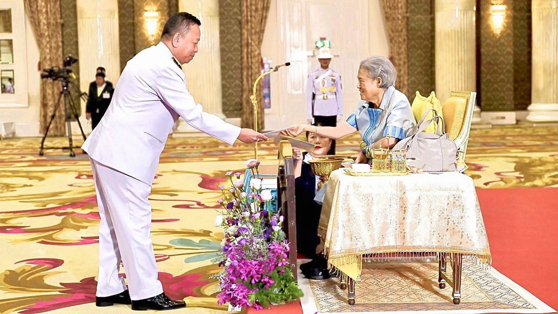 “เกียรติแห่งความกตัญญู” อธิบดีกรมฝนหลวงฯ รับโล่เชิดชูเกียรติวันแม่แห่งชาติ 2568 1 เกียรติแห่งความกตัญญู2