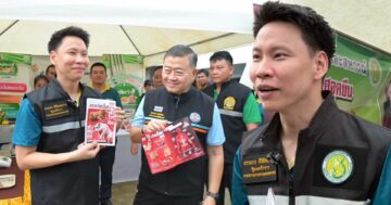 โชว์แผ่นพับต้านสารเร่งเนื้อแดง3