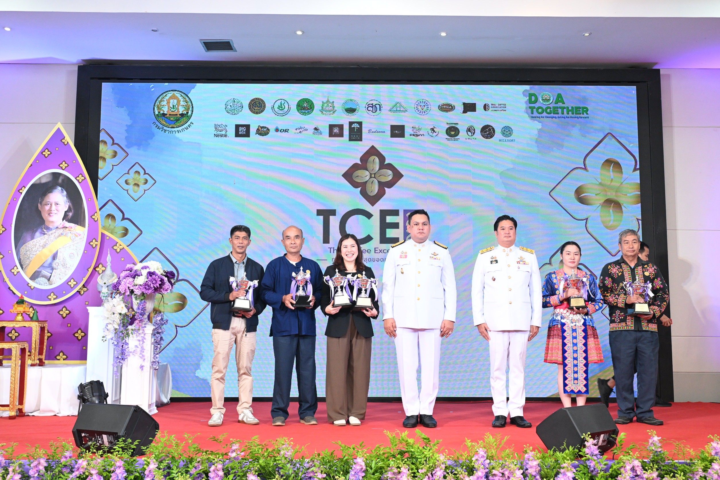 รมช.เกษตรฯ มอบถ้วยรางวัลพระราชทานจากสมเด็จพระกนิษฐาธิราชเจ้า กรมสมเด็จพระเทพรัตนราชสุดาฯ สยามบรมราชกุมารี แก่ผู้ชนะการประกวดสุดยอดกาแฟไทย ปี 2568 7 1358267