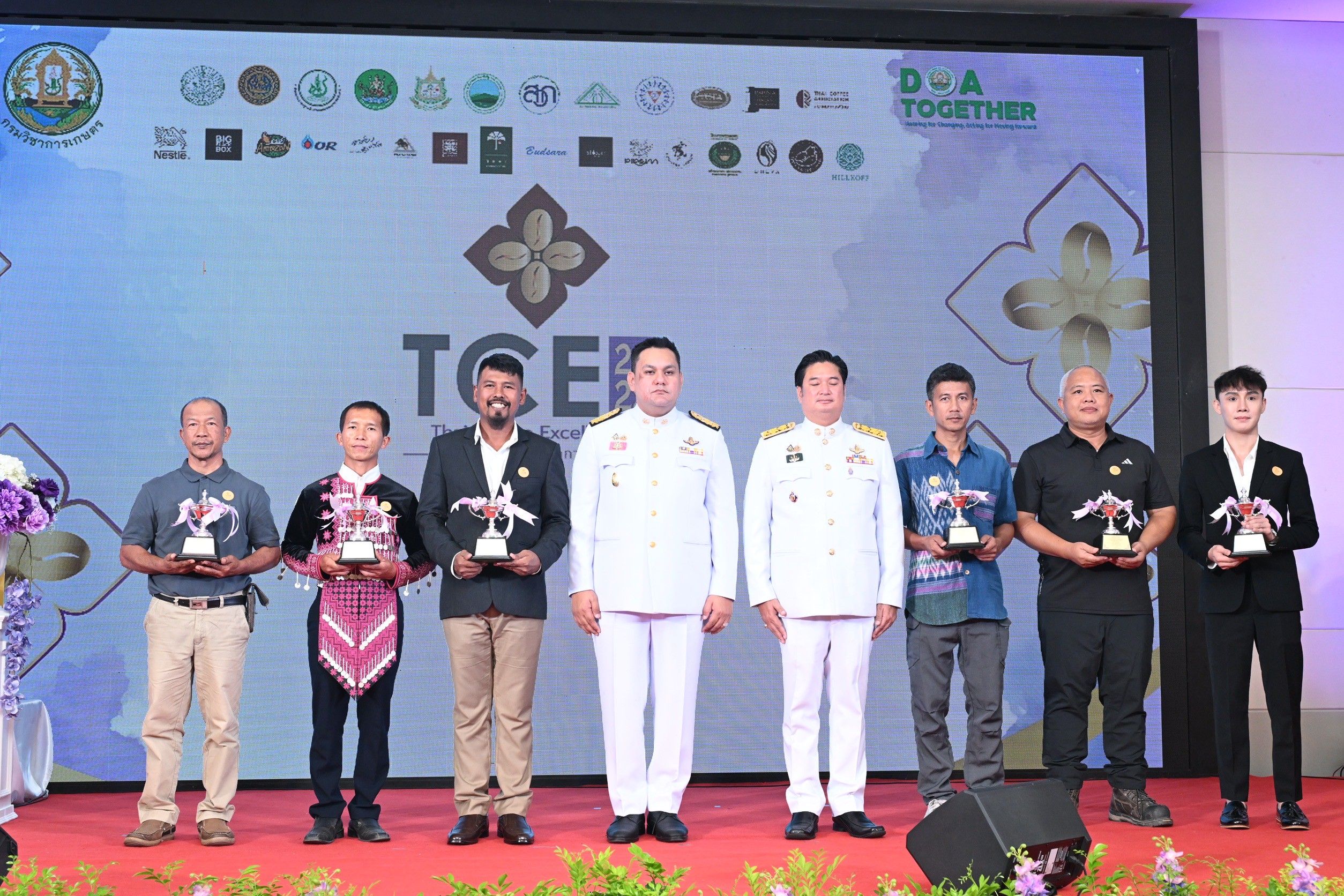 รมช.เกษตรฯ มอบถ้วยรางวัลพระราชทานจากสมเด็จพระกนิษฐาธิราชเจ้า กรมสมเด็จพระเทพรัตนราชสุดาฯ สยามบรมราชกุมารี แก่ผู้ชนะการประกวดสุดยอดกาแฟไทย ปี 2568 8 1358270