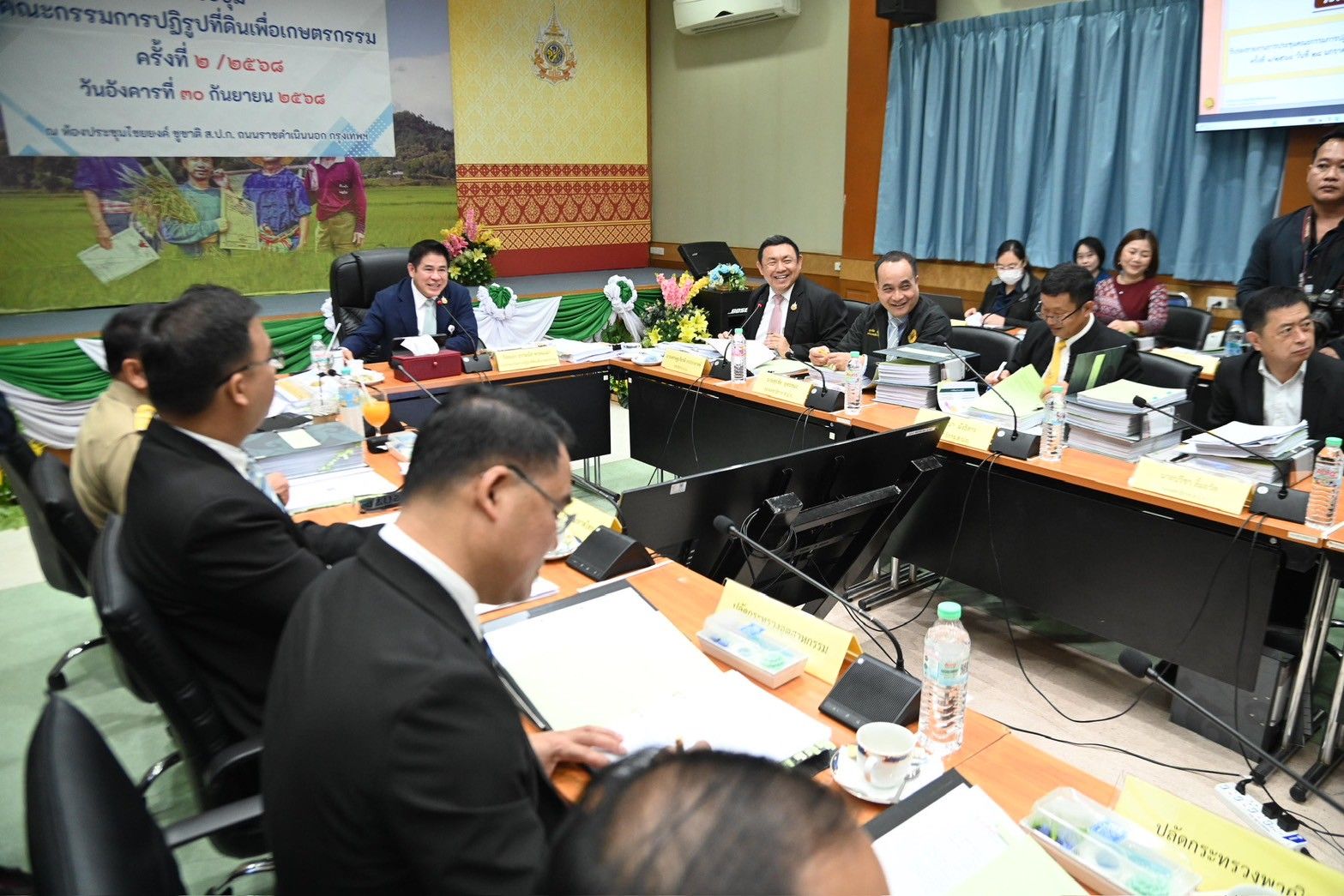 รมว.ธรรมนัส ถก ประชุม คปก. อนุมัติการใช้ประโยชน์ที่ดิน ส.ป.ก. หนุนการพัฒนาคุณภาพชีวิตประชาชน เดินหน้าปราบปรามการใช้ครอบครองที่ดินผิดกฎหมาย เผยเตรียมหารือ ก.พาณิชย์ ขยายตลาดสินค้าเกษตร 3 1360778