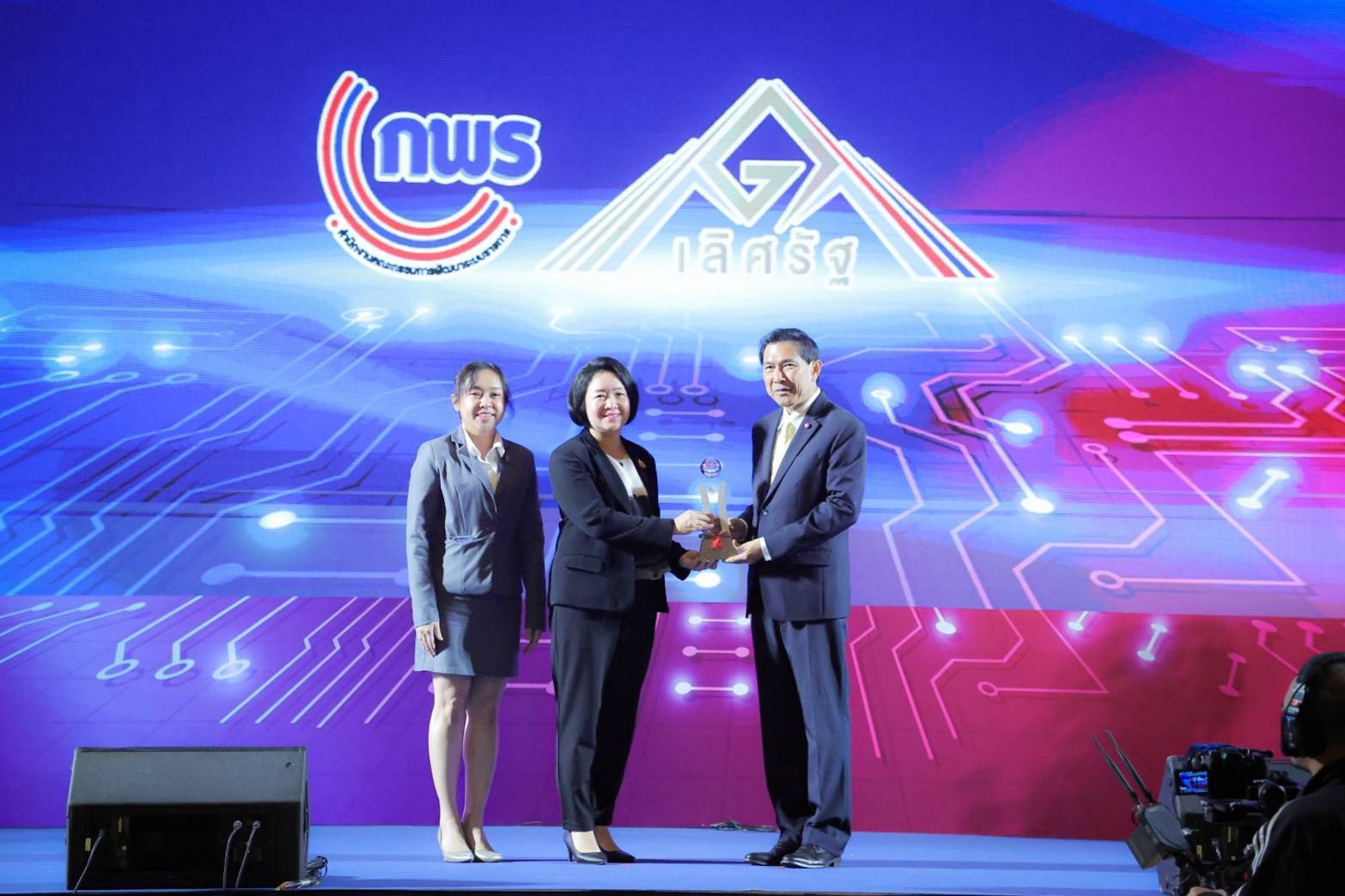 สศก.โชว์ศักยภาพ คว้า 2 รางวัลเลิศรัฐ ประจำปี 2568 ตอกย้ำองค์กรคุณภาพเพื่อเกษตรกร ข้อมูลแม่นยำ-ประชาชนมีส่วนร่วม 8 1575467