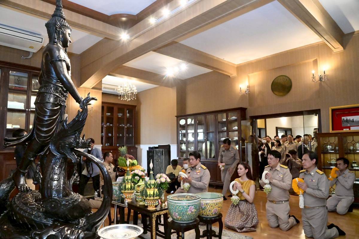 รมว.เกษตรฯ“ธรรมนัส” นำทีมรัฐมนตรีช่วยฯ เข้าสักการะสิ่งศักดิ์สิทธิ์ประจำกระทรวงเกษตรและสหกรณ์ ชูแก้ปัญหาราคาสินค้าเกษตรขยับสูงขึ้นภายใน 3 เดือน 10 3657062