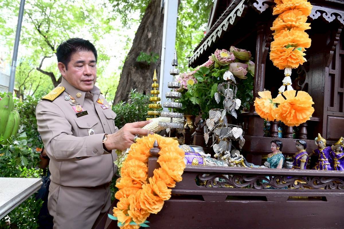 รมว.เกษตรฯ“ธรรมนัส” นำทีมรัฐมนตรีช่วยฯ เข้าสักการะสิ่งศักดิ์สิทธิ์ประจำกระทรวงเกษตรและสหกรณ์ ชูแก้ปัญหาราคาสินค้าเกษตรขยับสูงขึ้นภายใน 3 เดือน 11 3657083