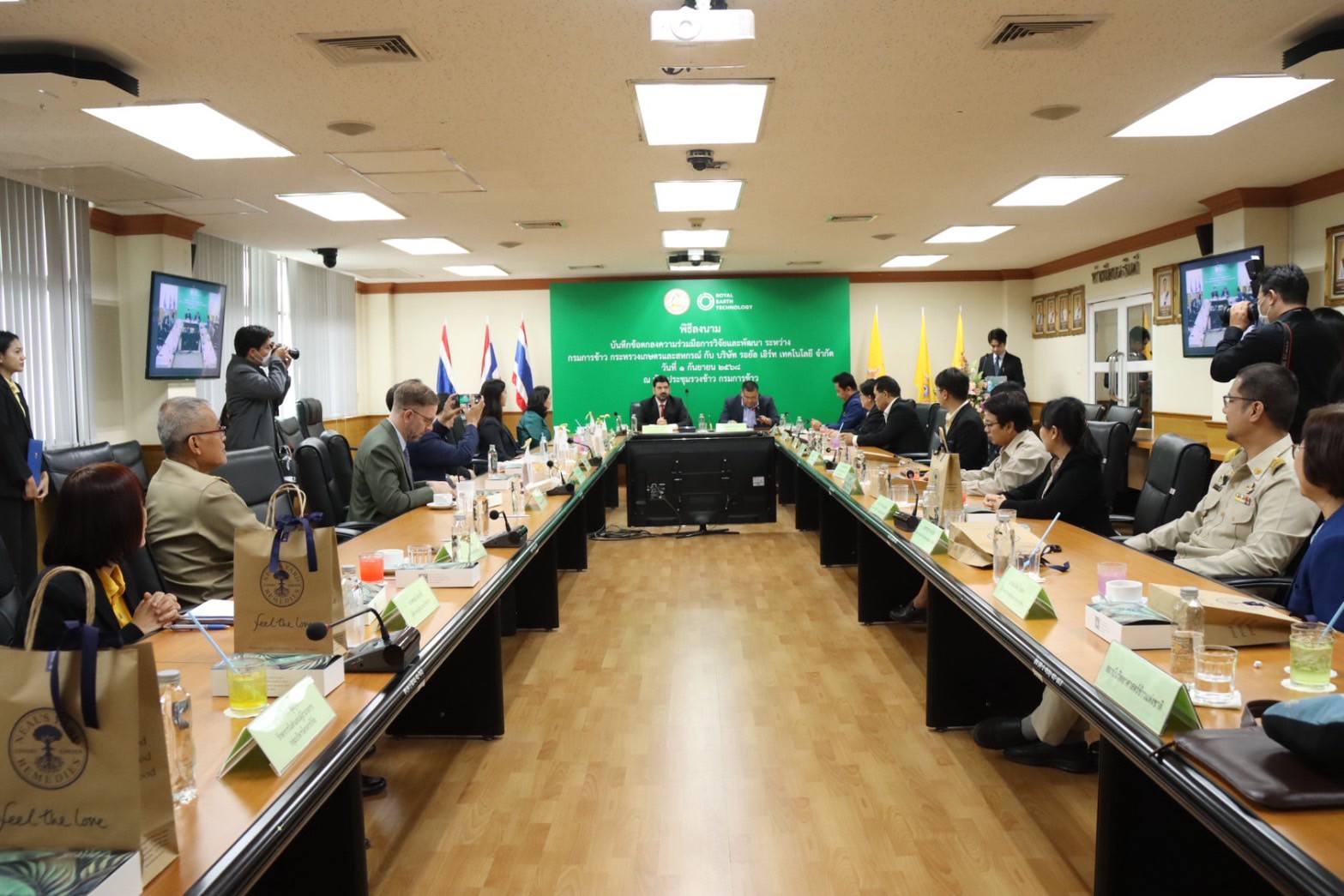 กรมการข้าว MOU ภาคเอกชน ร่วมพัฒนาสารชีวภัณฑ์กำจัดวัชพืชและสารย่อยสลายตอซัง หวังลดภาวะโลกร้อน เพิ่มผลิต เพิ่มรายได้ให้ชาวนา 9 540704618 1302139198615872 2792097171423930760 n