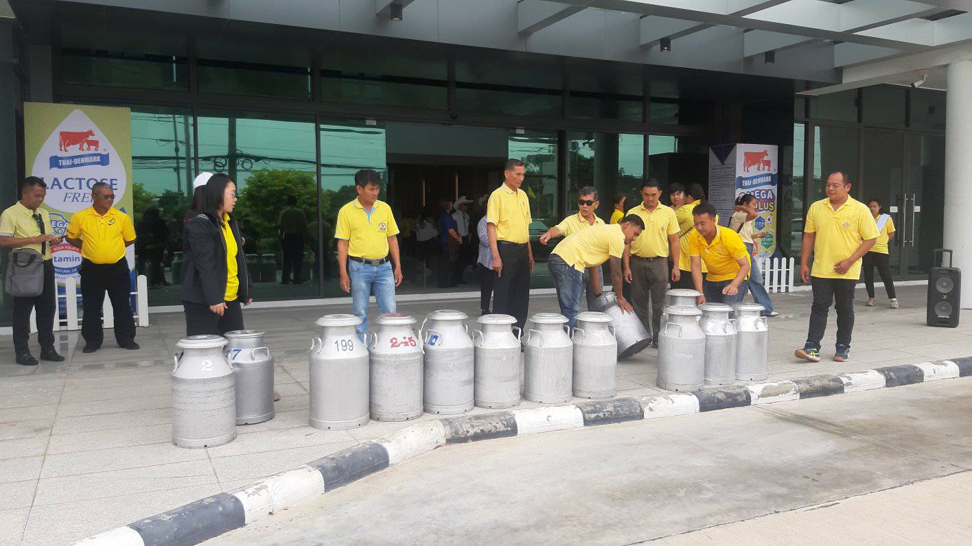 สมาชิกสหกรณ์ฯนมไทย-เดนมาร์ค เทนมประท้วงหลัง อ.ส.ค.ติดหนี้ กว่า 600 ล้านบาท หากไม่ได้คำตอบที่ชัดเจน เตรียมเดินทางไปทวงถามถึงทำเนียบฯ 4 550463557