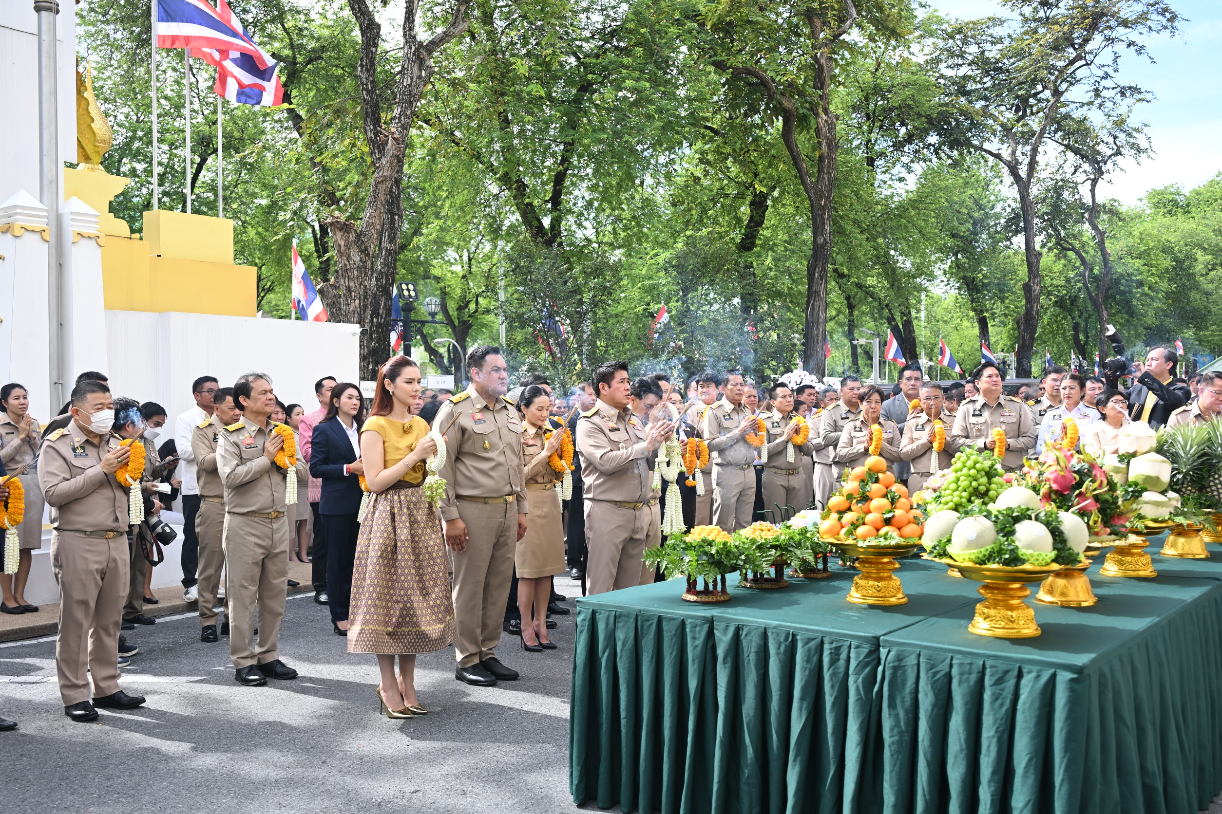 รมว.เกษตรฯ“ธรรมนัส” นำทีมรัฐมนตรีช่วยฯ เข้าสักการะสิ่งศักดิ์สิทธิ์ประจำกระทรวงเกษตรและสหกรณ์ ชูแก้ปัญหาราคาสินค้าเกษตรขยับสูงขึ้นภายใน 3 เดือน 8 S 130015371