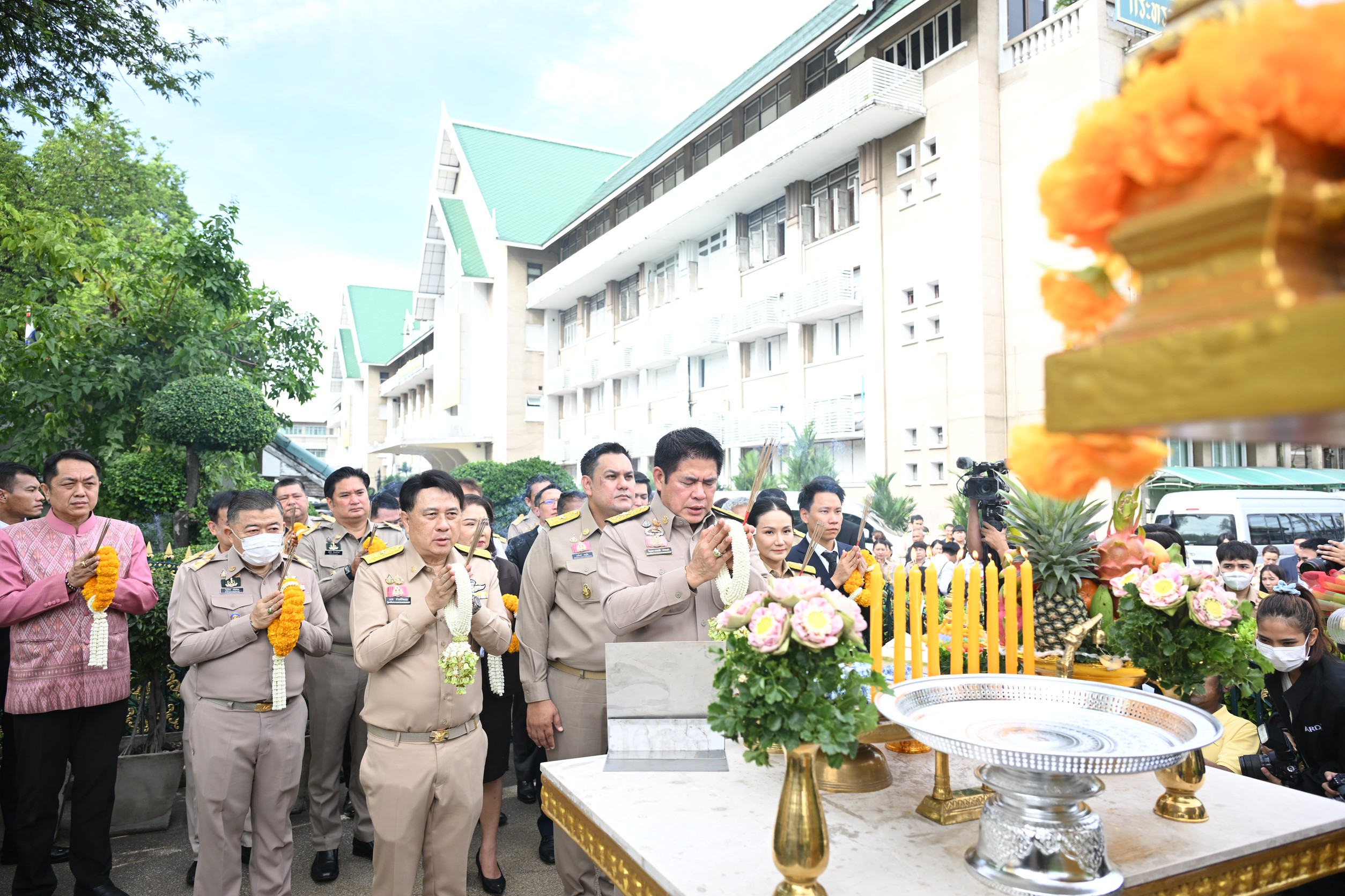 รมว.เกษตรฯ“ธรรมนัส” นำทีมรัฐมนตรีช่วยฯ เข้าสักการะสิ่งศักดิ์สิทธิ์ประจำกระทรวงเกษตรและสหกรณ์ ชูแก้ปัญหาราคาสินค้าเกษตรขยับสูงขึ้นภายใน 3 เดือน 9 S 130015400