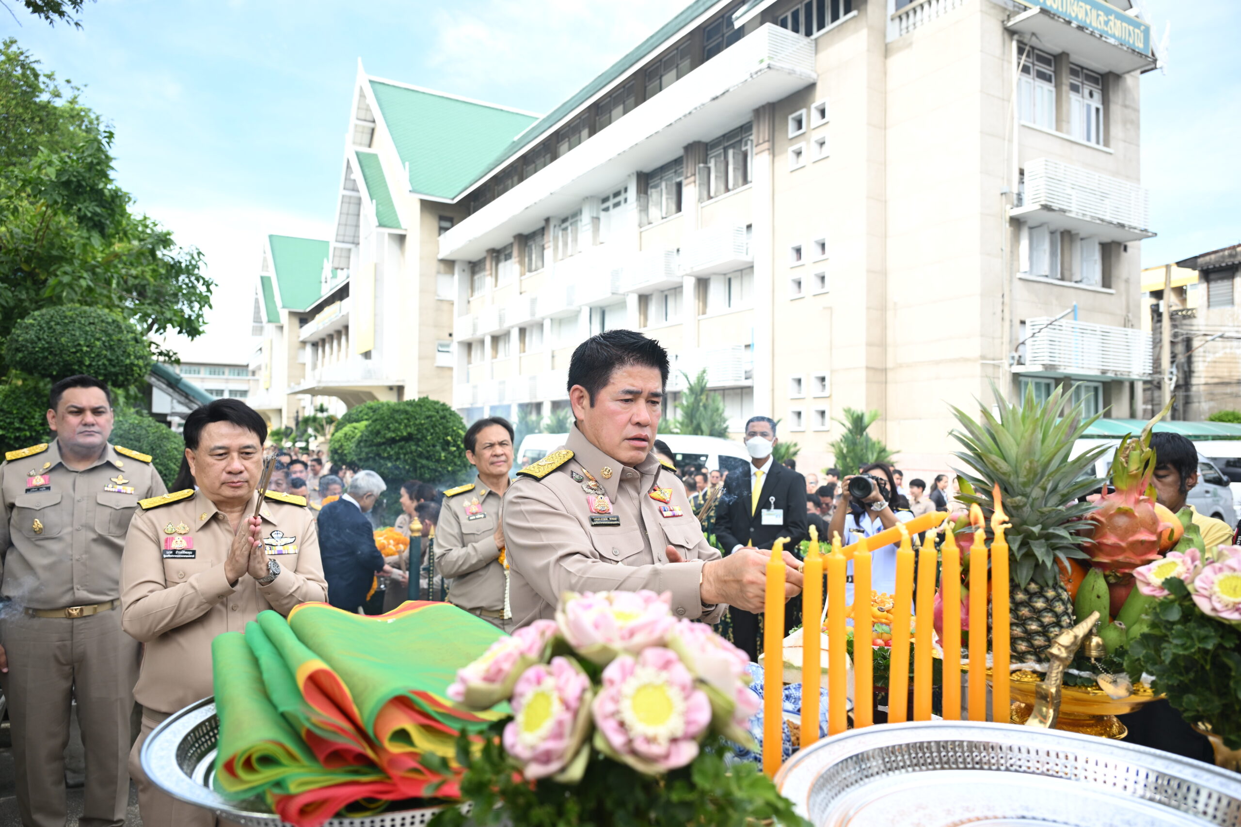 รมว.เกษตรฯ“ธรรมนัส” นำทีมรัฐมนตรีช่วยฯ เข้าสักการะสิ่งศักดิ์สิทธิ์ประจำกระทรวงเกษตรและสหกรณ์ ชูแก้ปัญหาราคาสินค้าเกษตรขยับสูงขึ้นภายใน 3 เดือน 7 S 130015408 scaled