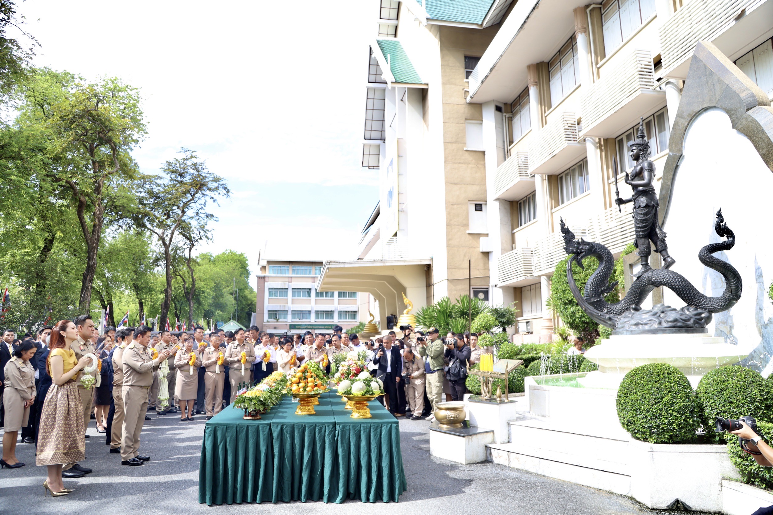 รมว.เกษตรฯ“ธรรมนัส” นำทีมรัฐมนตรีช่วยฯ เข้าสักการะสิ่งศักดิ์สิทธิ์ประจำกระทรวงเกษตรและสหกรณ์ ชูแก้ปัญหาราคาสินค้าเกษตรขยับสูงขึ้นภายใน 3 เดือน 5 S 138641534