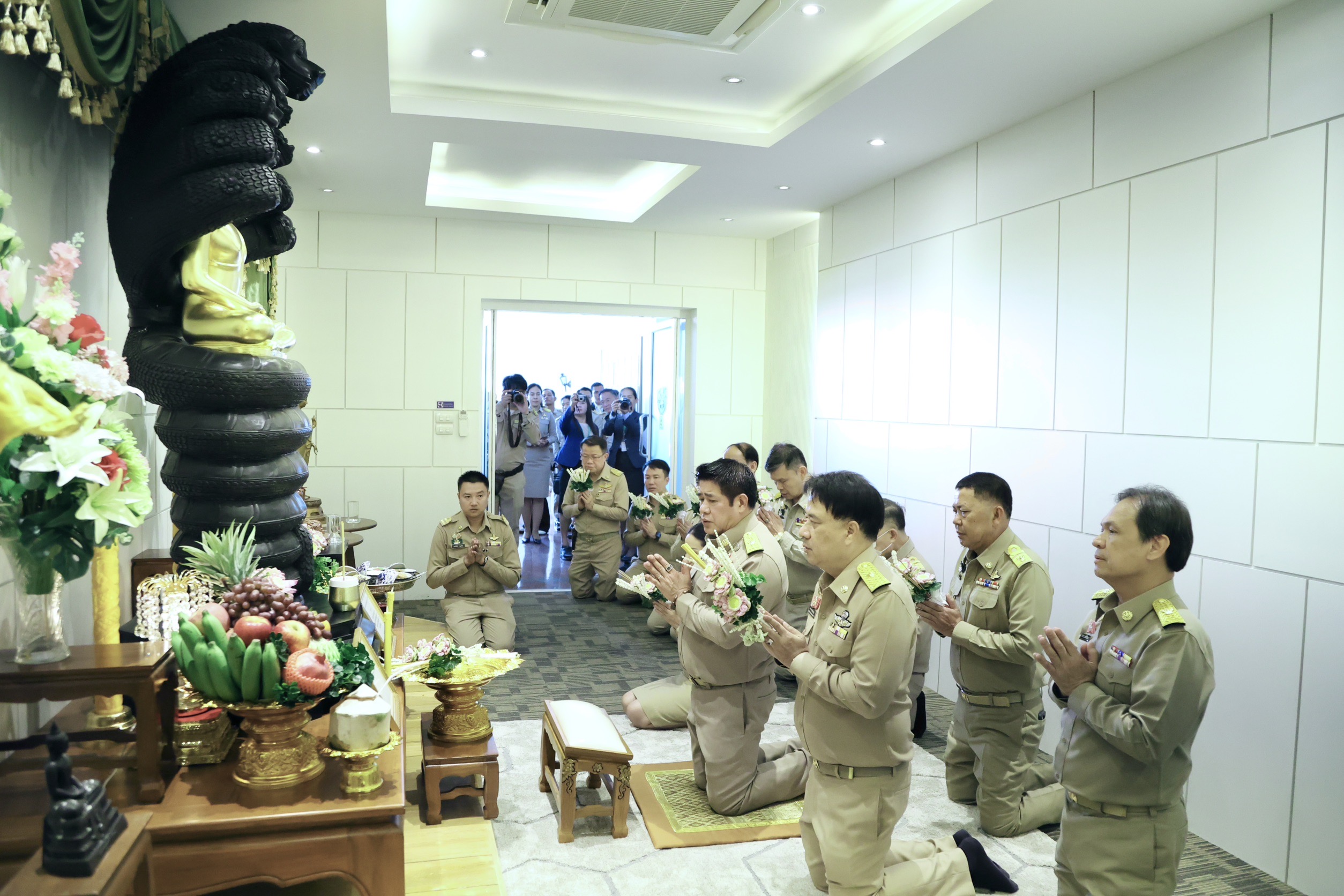 รมว.เกษตรฯ“ธรรมนัส” นำทีมรัฐมนตรีช่วยฯ เข้าสักการะสิ่งศักดิ์สิทธิ์ประจำกระทรวงเกษตรและสหกรณ์ ชูแก้ปัญหาราคาสินค้าเกษตรขยับสูงขึ้นภายใน 3 เดือน 6 S 138641536