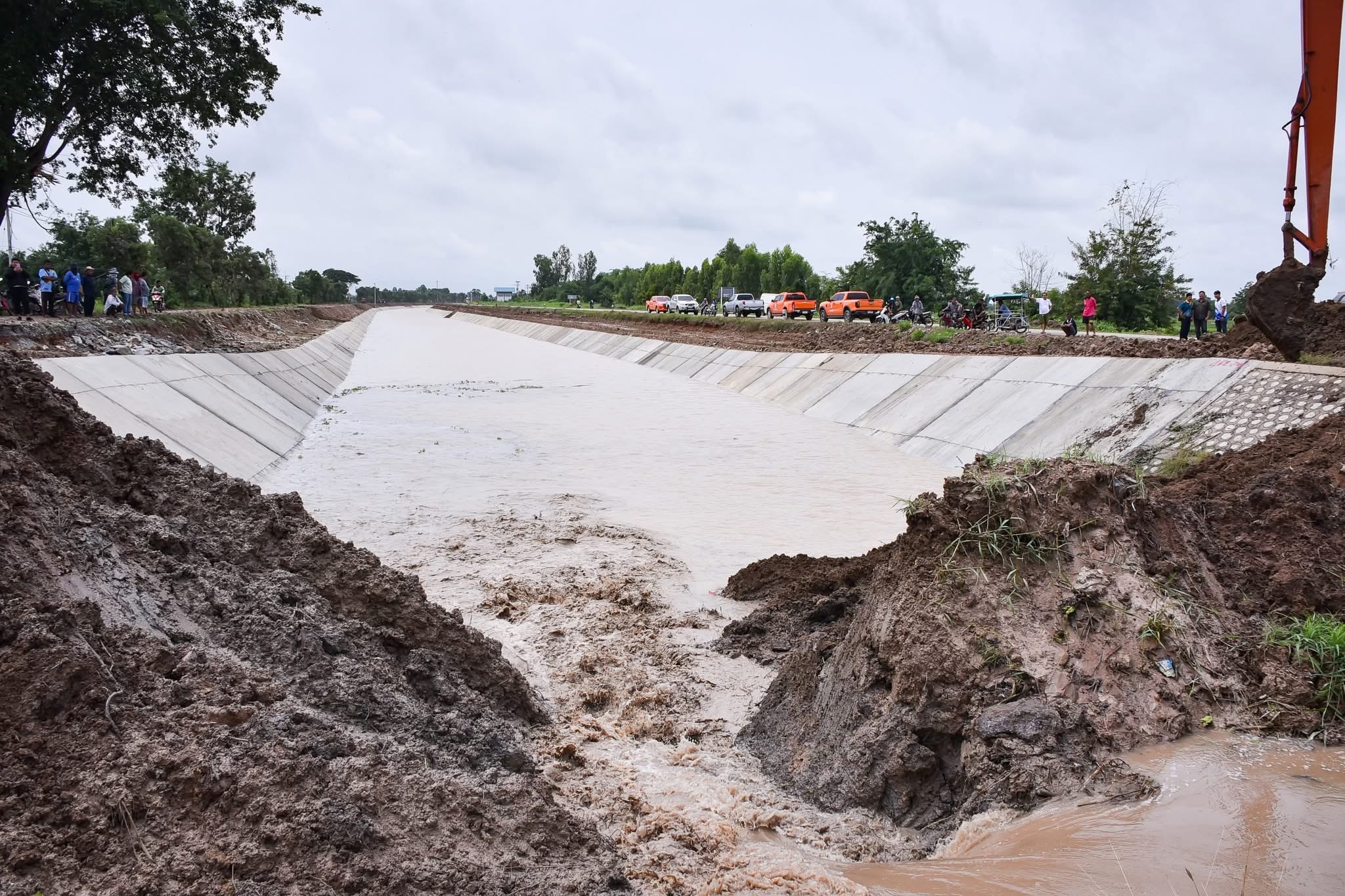 ปลัดกระทรวงเกษตรฯ ลงพื้นที่ตรวจเยี่ยมและเปิดประตูระบายน้ำ ณ โครงการปรับปรุงคลองมะขามเฒ่า-อู่ทอง 8 S 17236132