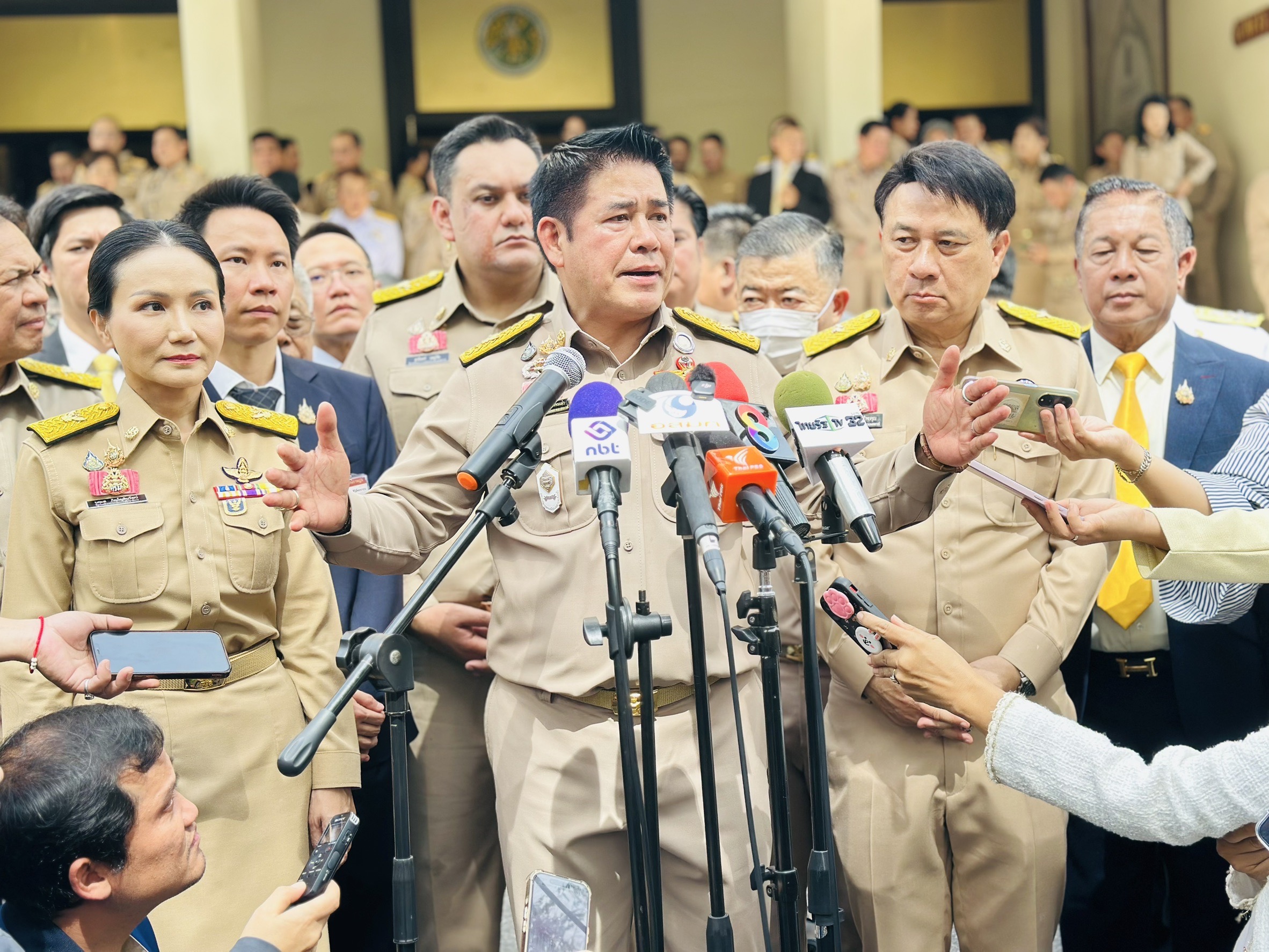 รมว.เกษตรฯ“ธรรมนัส” นำทีมรัฐมนตรีช่วยฯ เข้าสักการะสิ่งศักดิ์สิทธิ์ประจำกระทรวงเกษตรและสหกรณ์ ชูแก้ปัญหาราคาสินค้าเกษตรขยับสูงขึ้นภายใน 3 เดือน 12 S 17891386