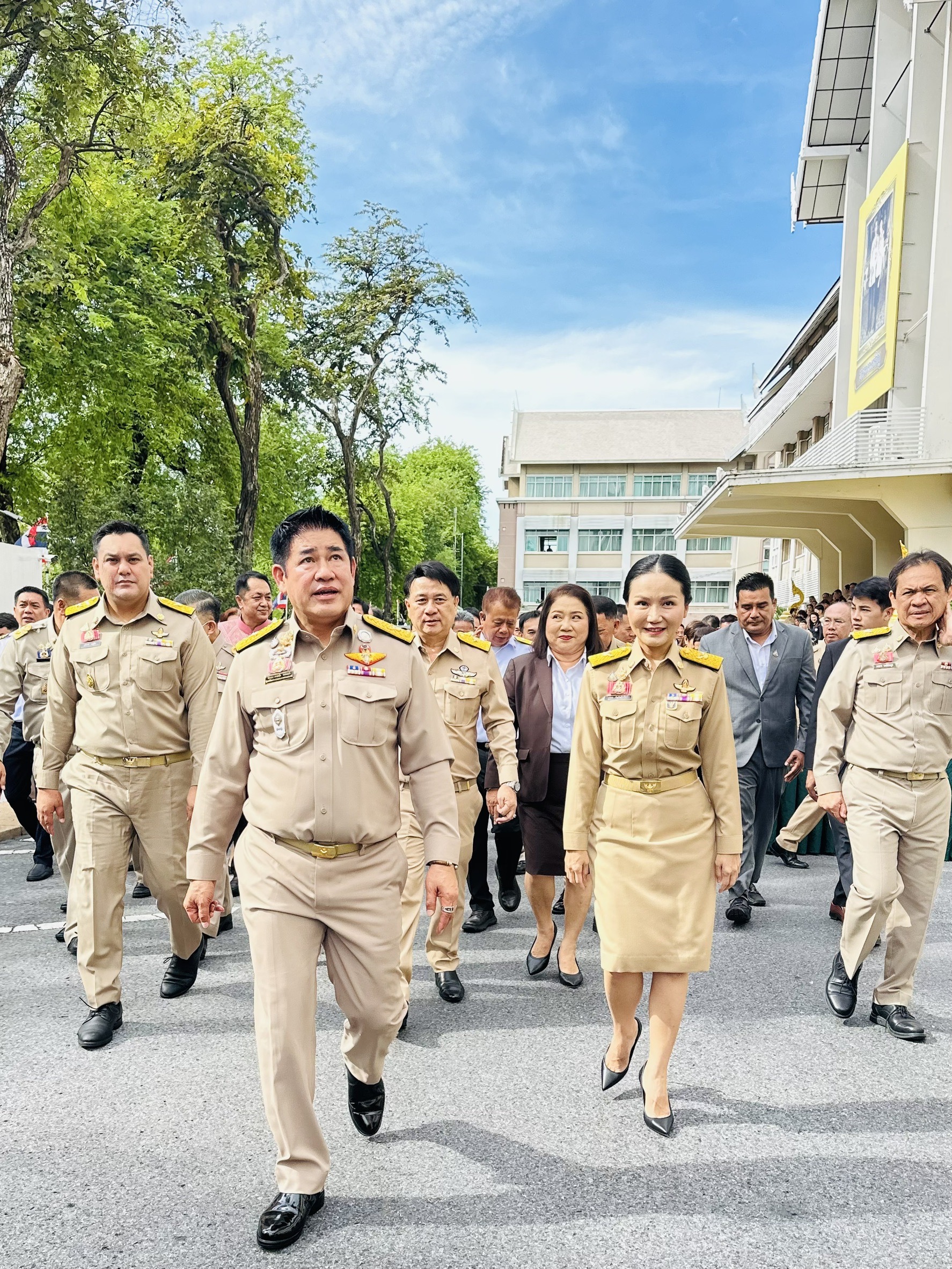 รมว.เกษตรฯ“ธรรมนัส” นำทีมรัฐมนตรีช่วยฯ เข้าสักการะสิ่งศักดิ์สิทธิ์ประจำกระทรวงเกษตรและสหกรณ์ ชูแก้ปัญหาราคาสินค้าเกษตรขยับสูงขึ้นภายใน 3 เดือน 13 S 17891394