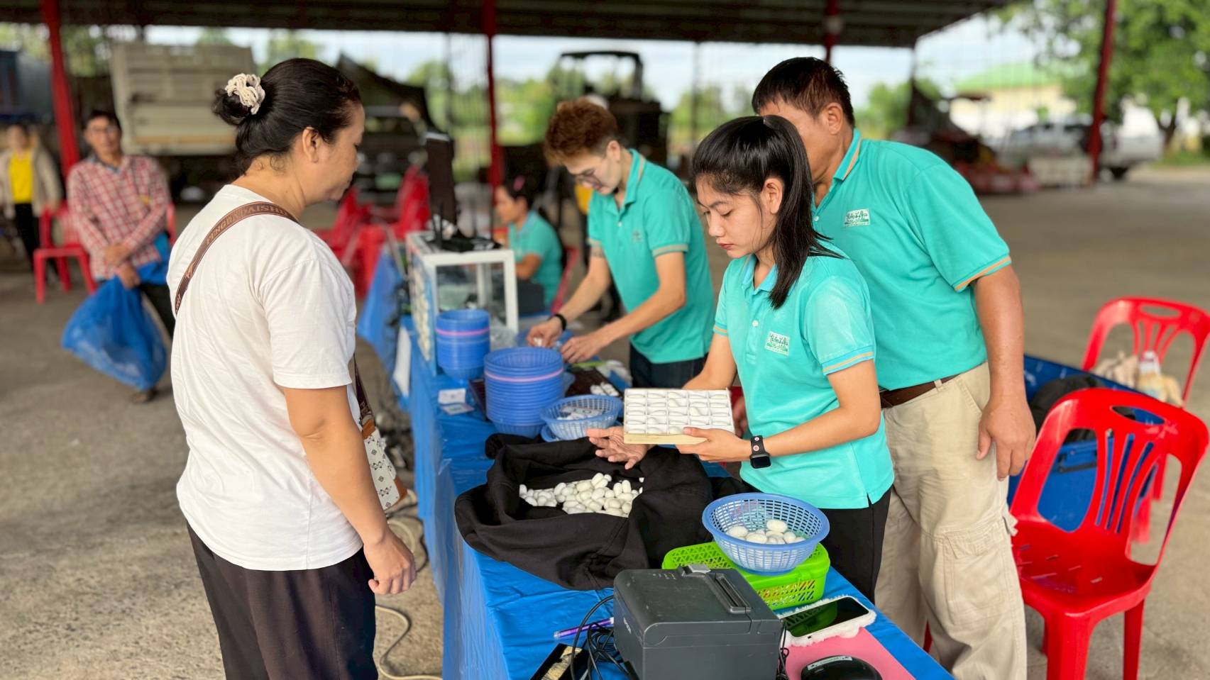 กรมหม่อนไหมหนุนเกษตรกร ปลูกหม่อนเลี้ยงไหม ส่ง เอกชนกลุ่มตลาดไหมอุตสาหกรรม สร้างทางเลือกใหม่ ที่มั่นคงให้เกษตรกรเมืองชัยภูมิ มีรายได้เดือนละกว่า 90,000 บาท ต่อครัวเรือน 8 S 18366713