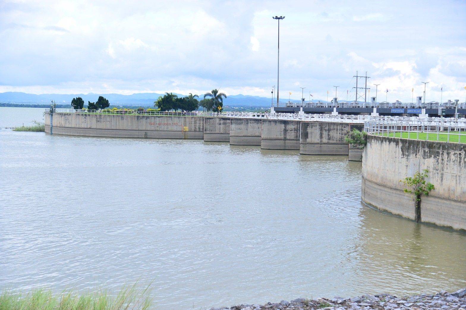 เขื่อนพระรามหก “ธงแดง” ระดับน้ำเกณฑ์วิกฤต 5 S 18694243