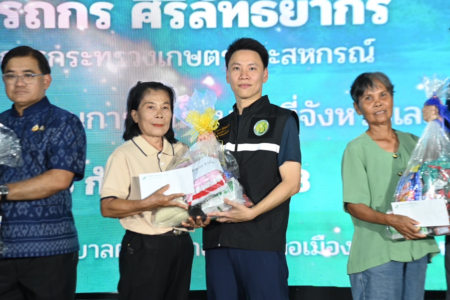 “รมว.อรรถกร” ลุยพัฒนาแหล่งน้ำ จ.เลย เร่งรัดโครงการฝาย-อ่างเก็บน้ำ เพิ่มศักยภาพกักเก็บน้ำ สั่ง สำรวจความเสียหายและเยียวยาเกษตรกร หลังพายุเข้าทำพื้นที่เกษตรเสียหายหนัก 2 S 21446679