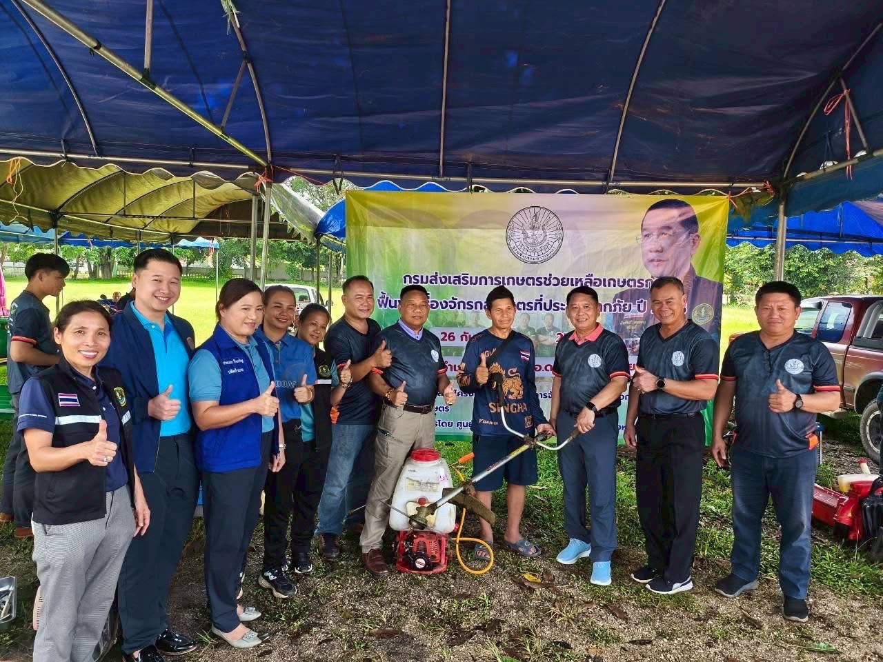 อธิบดีกรมส่งเสริมการเกษตร สั่ง ลุยพื้นที่น้ำท่วม ซ่อมเครื่องจักรกลการเกษตรให้กับเกษตรกรในภาคเหนือ 3 S 399188019