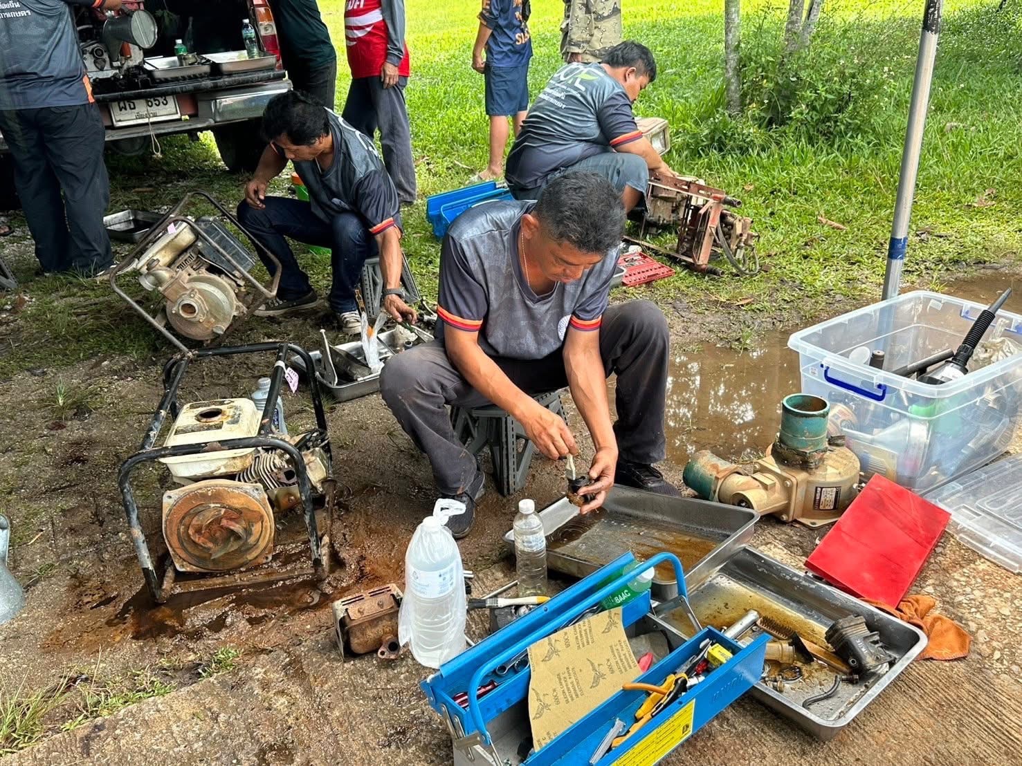 อธิบดีกรมส่งเสริมการเกษตร สั่ง ลุยพื้นที่น้ำท่วม ซ่อมเครื่องจักรกลการเกษตรให้กับเกษตรกรในภาคเหนือ 4 S 399188022