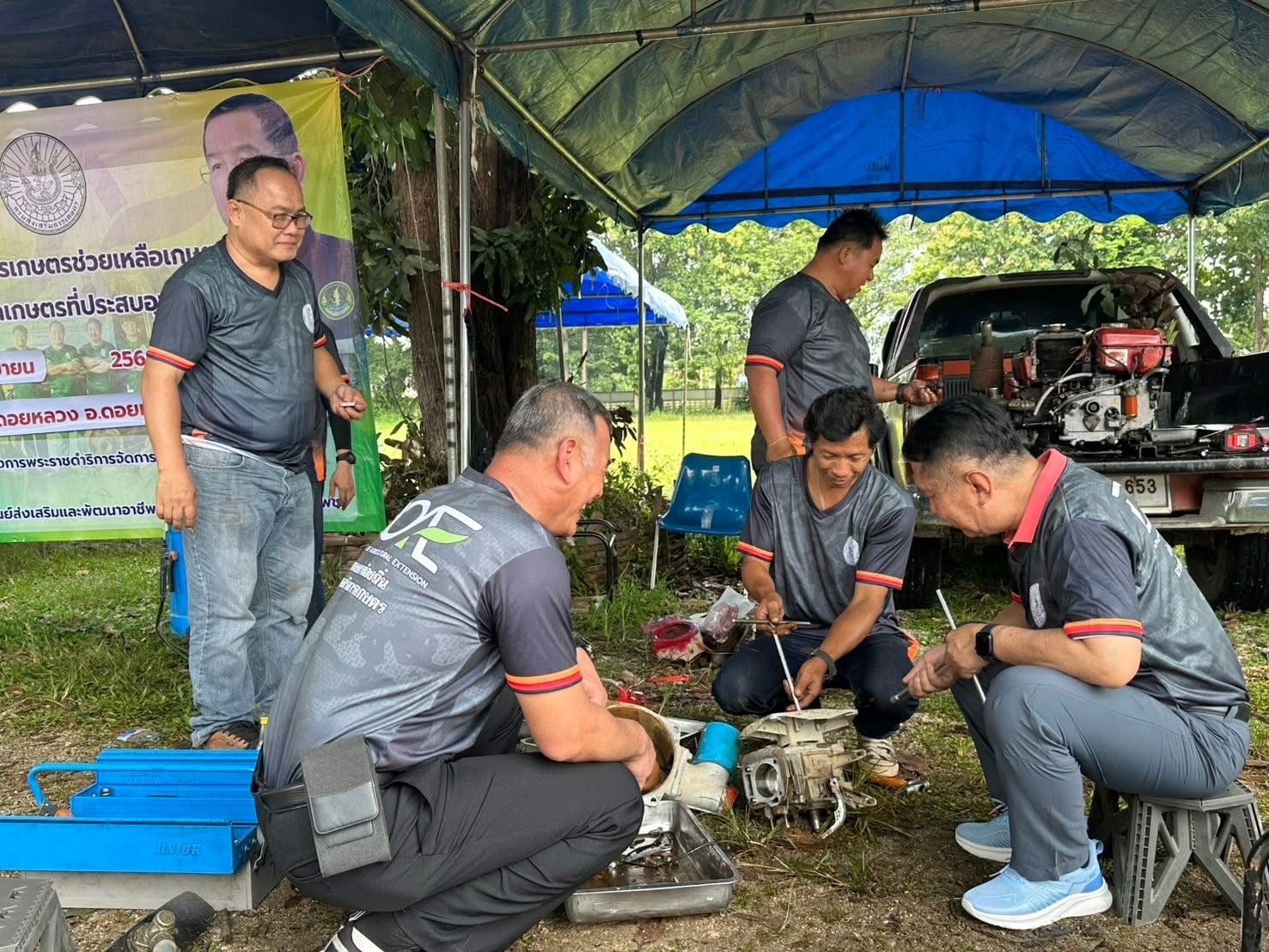 อธิบดีกรมส่งเสริมการเกษตร สั่ง ลุยพื้นที่น้ำท่วม ซ่อมเครื่องจักรกลการเกษตรให้กับเกษตรกรในภาคเหนือ 6 S 399188026