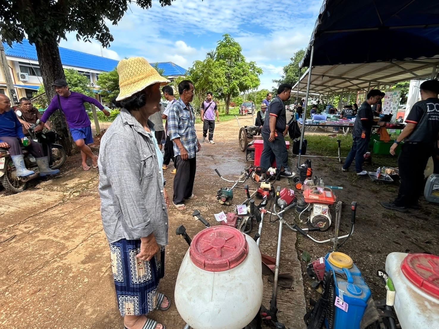 อธิบดีกรมส่งเสริมการเกษตร สั่ง ลุยพื้นที่น้ำท่วม ซ่อมเครื่องจักรกลการเกษตรให้กับเกษตรกรในภาคเหนือ 7 S 399188027