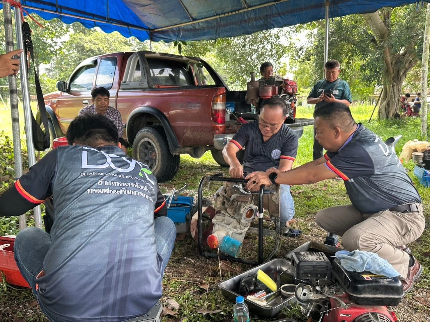 อธิบดีกรมส่งเสริมการเกษตร สั่ง ลุยพื้นที่น้ำท่วม ซ่อมเครื่องจักรกลการเกษตรให้กับเกษตรกรในภาคเหนือ 9 S 399188032
