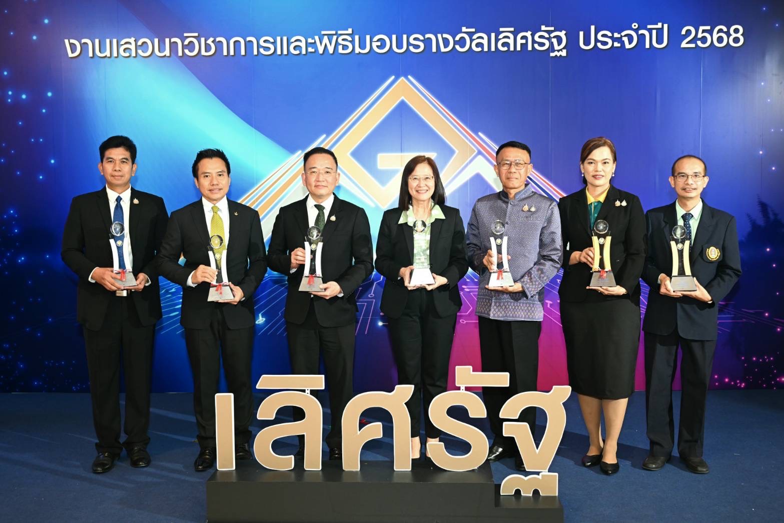 สำนักงานปลัดกระทรวงเกษตรและสหกรณ์ คว้ารางวัลเลิศรัฐ ประจำปี 2568 ด้านคุณภาพการบริหารจัดการภาครัฐ 4.0 ระดับ Advance และด้านการบริหารราชการแบบมีส่วนร่วมทั้งระดับดีเด่นและระดับดี รวม 4 รางวัล 4 S 53682392