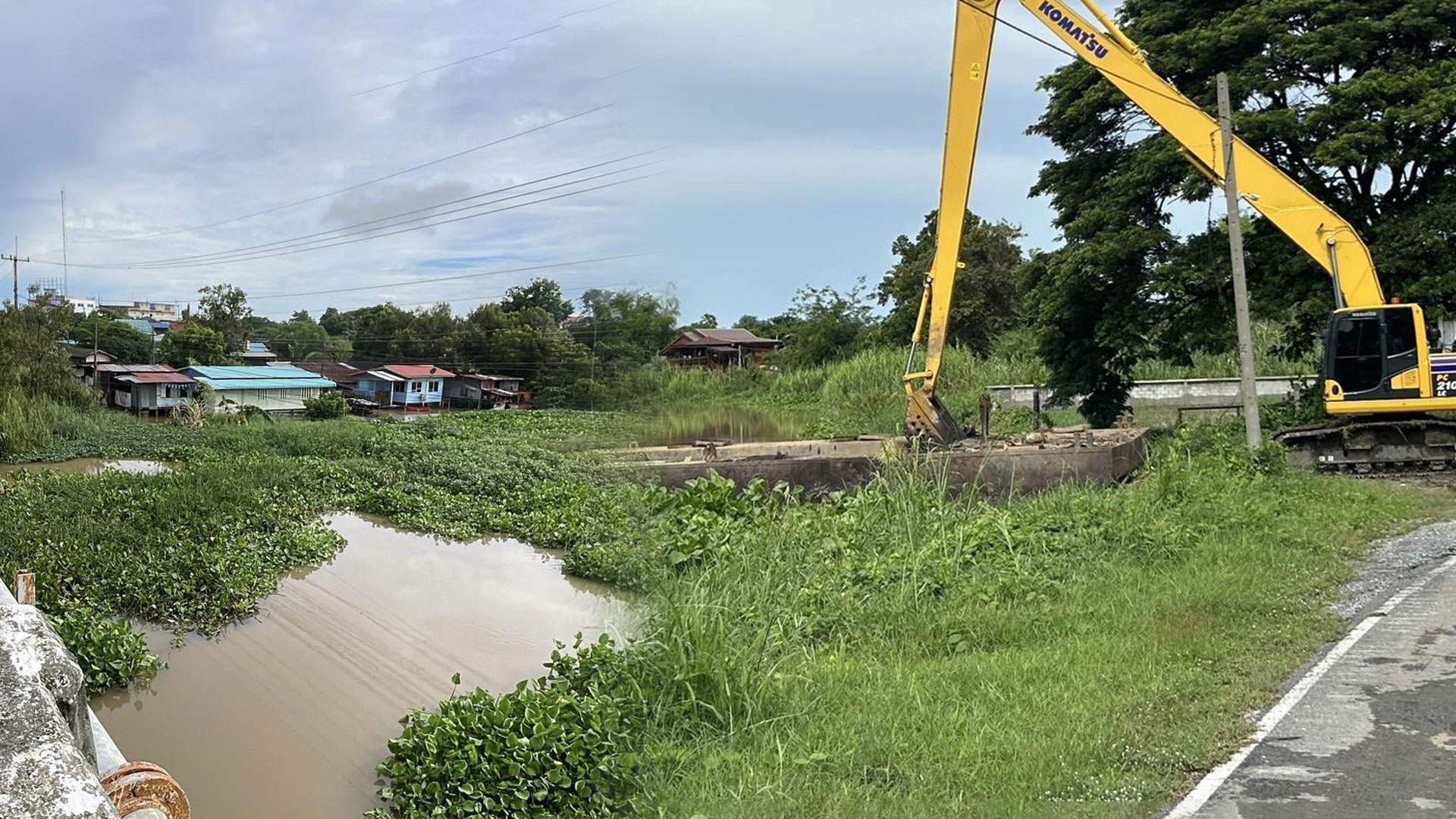 กรมชลประทานผักไห่ เร่งกำจัด‘ผักตบชวา’ ในแม่น้ำน้อย 1 กรมชลประทานผักไห่2