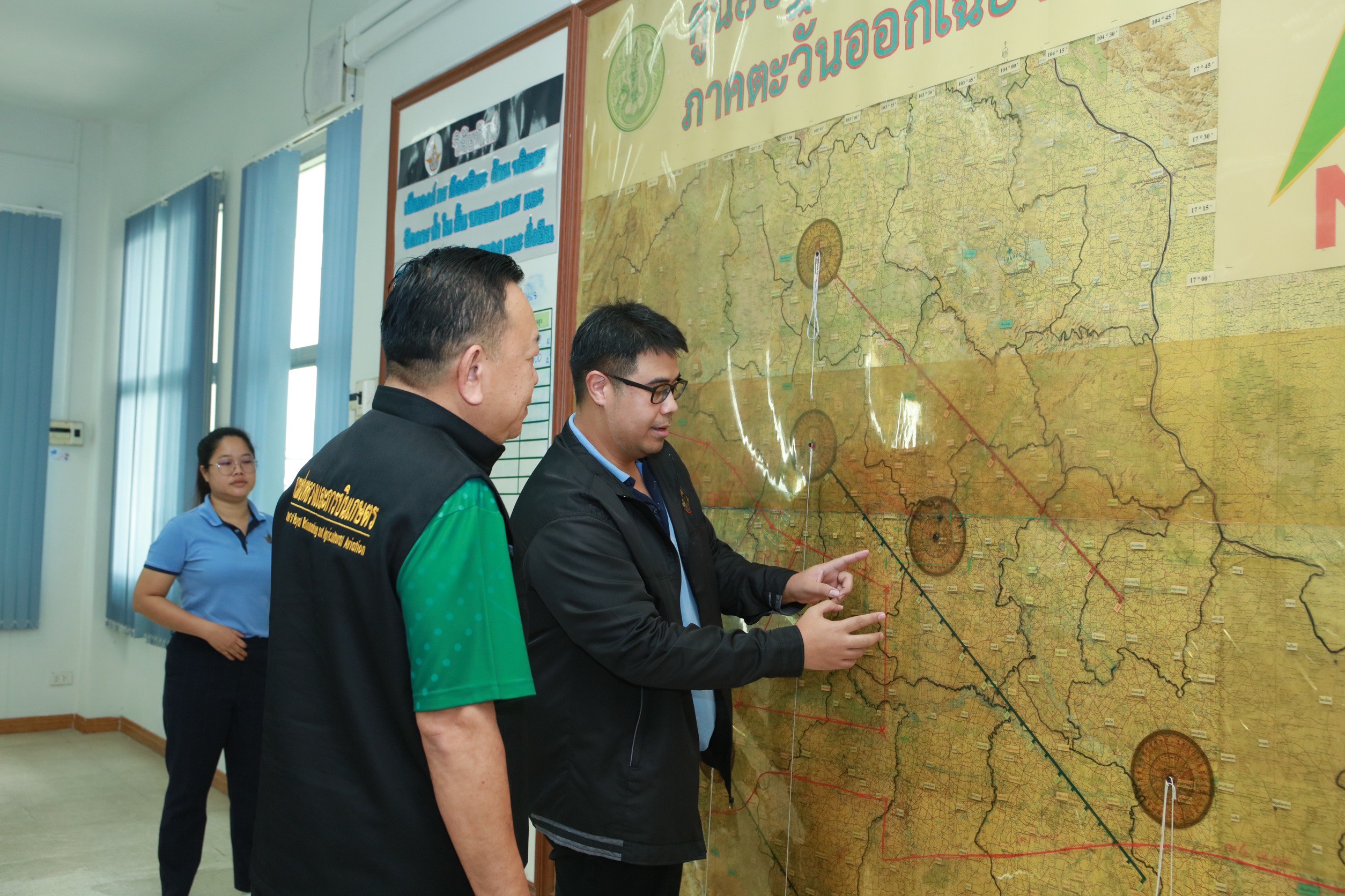 กรมฝนหลวงฯ ช่วยพื้นที่ทุ่งกุลาร้องไห้ต่อเนื่อง เน้นย้ำวางแผนปฏิบัติการไม่ให้กระทบพื้นที่เสี่ยงเกิดอุทกภัย และปฏิบัติการเชิงรุกช่วยพื้นที่ขาดแคลนน้ำก่อนหมดฤดูฝนนี้ 3 ภาพฝล2