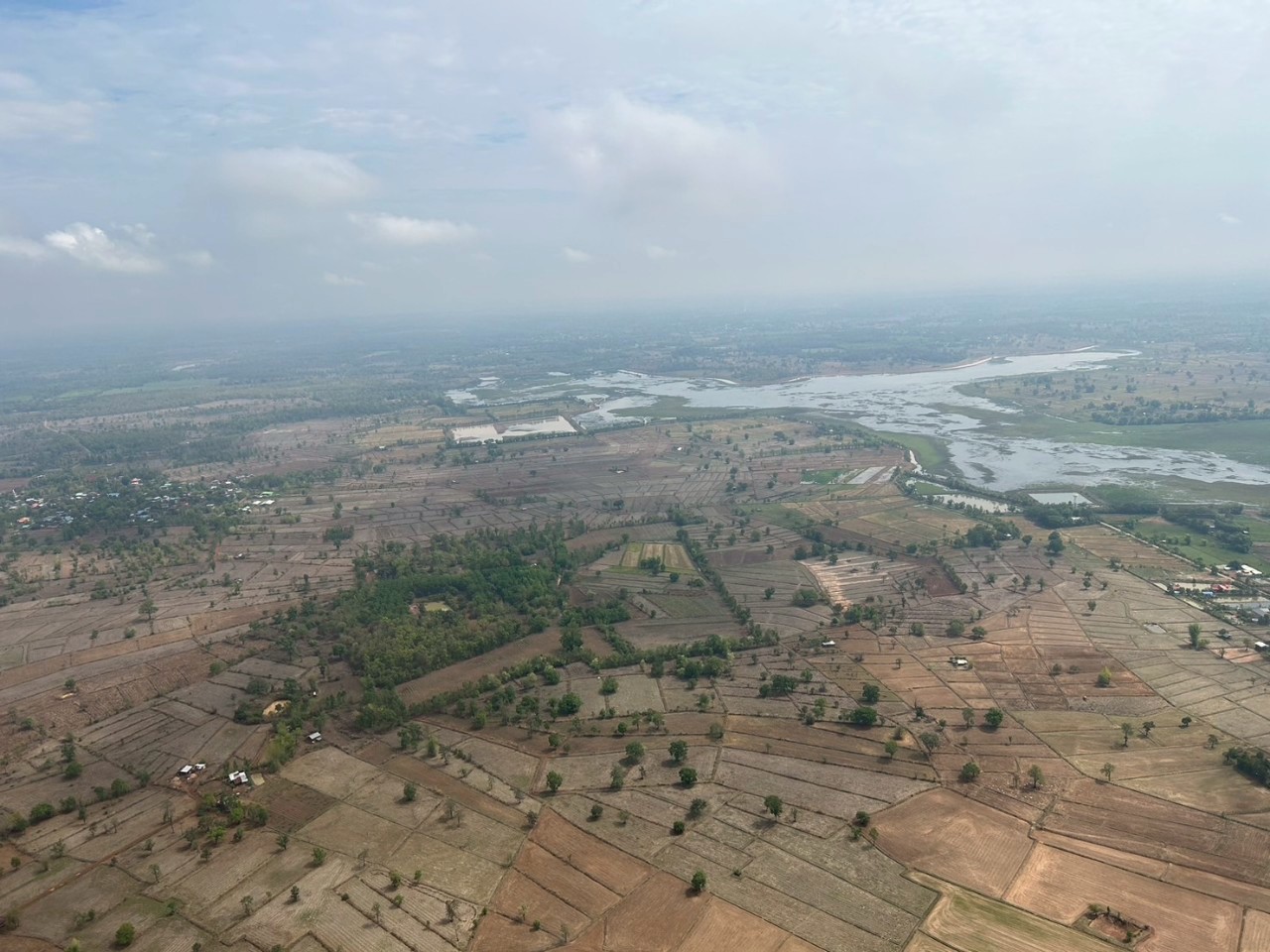 กรมฝนหลวงฯ ช่วยพื้นที่ทุ่งกุลาร้องไห้ต่อเนื่อง เน้นย้ำวางแผนปฏิบัติการไม่ให้กระทบพื้นที่เสี่ยงเกิดอุทกภัย และปฏิบัติการเชิงรุกช่วยพื้นที่ขาดแคลนน้ำก่อนหมดฤดูฝนนี้ 10 ภาพฝล9
