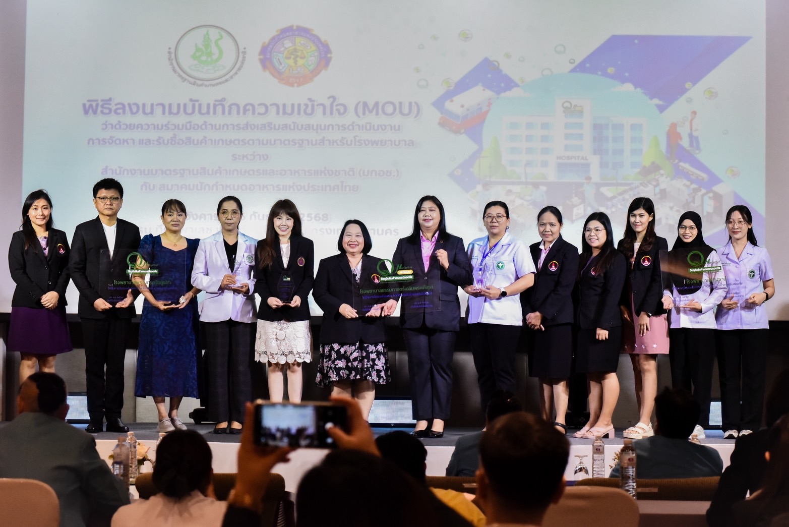 มกอช. ยกระดับ ส่งเสริมการใช้วัตถุดิบสินค้าเกษตรปลอดภัย สร้างความเชื่อมั่นด้านโภชนาการสู่โรงพยาบาลอาหารปลอดภัย (Q Hospital)” 5 ภาพมกอช4 0