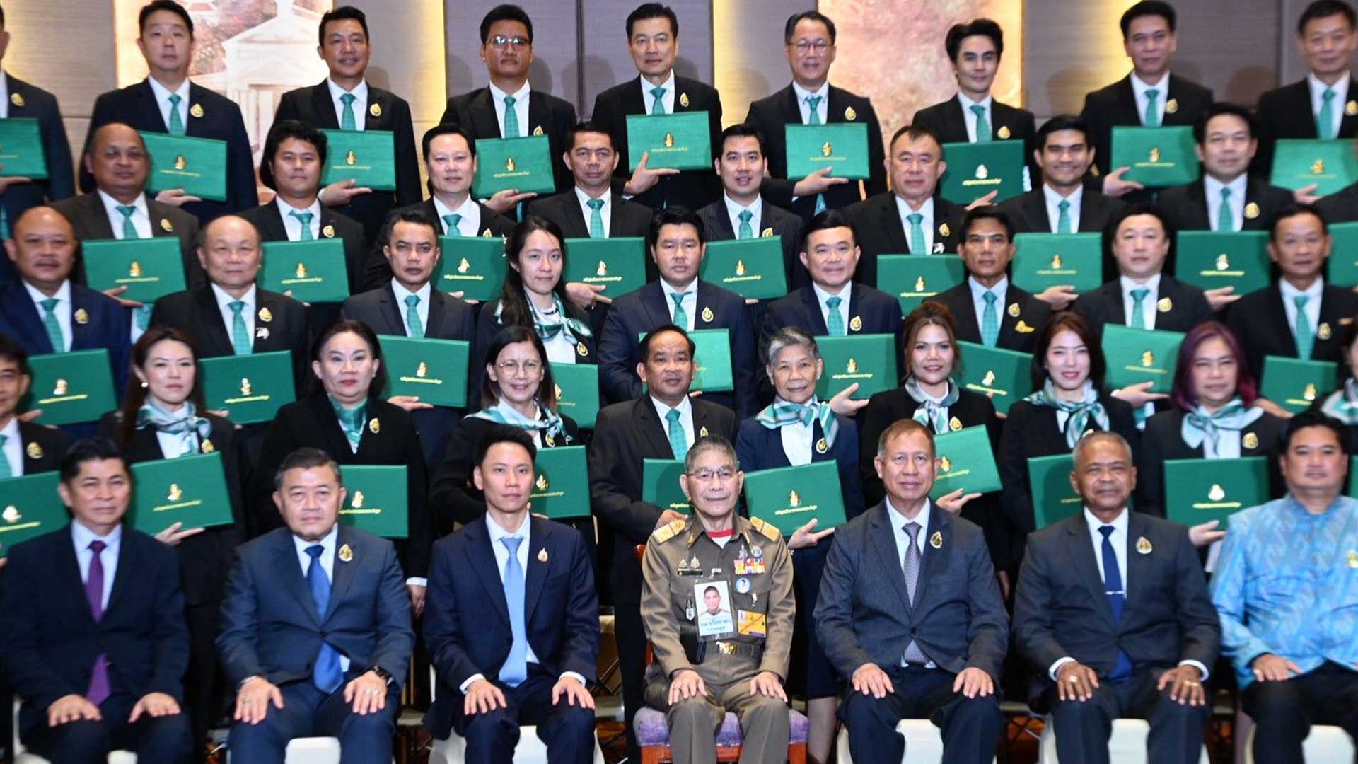 รมว.อรรถกร ร่วมแสดงความยินดีแก่ผู้สำเร็จหลักสูตร วกส. รุ่นที่ 6 พร้อมฝากความหวังในการพัฒนาภาคการเกษตรของไทย ให้เห็นเป็นรูปธรรมและเป็นที่ประจักษ์ในอนาคต 1 ร่วมแสดงความยินดี3