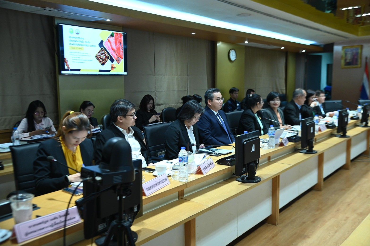 รมว.ธรรมนัส ถก Beef Board ดันโครงการ “คนไทย กินเนื้อโคไทย”กระตุ้นตลาด ยกระดับคุณภาพโคเนื้อไทยทั้งระบบแก้ปัญหาราคาตกต่ำ หนุนผู้บริโภคเข้าถึงเนื้อโคคุณภาพดีราคาย่อมเยา 7 1185428